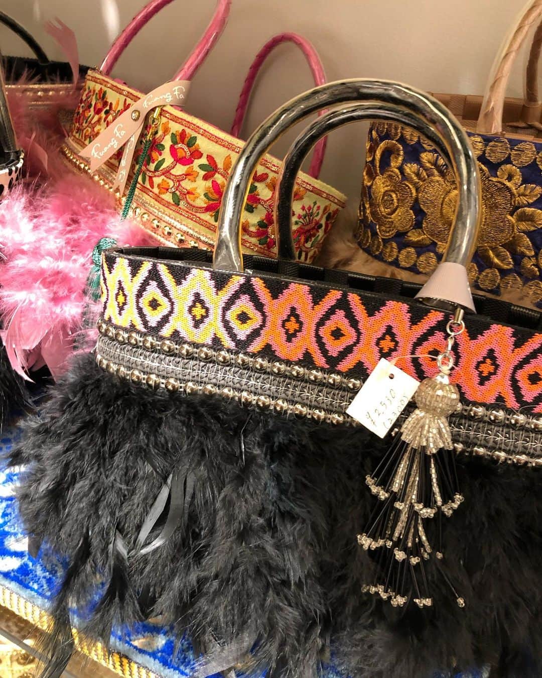 甘糟記子さんのインスタグラム写真 - (甘糟記子Instagram)「こないだ自由が丘のお店で、初めて秘伝豆の生の枝豆見つけました‼️ 秘伝豆と言えば、乾燥してある方でいつもお世話になってますが、生は初めて(o^^o)  と思って違うスーパーに行ったら、上杉まめ、なる物も売ってた（笑） こっちは面白い(≧∀≦)  買ったのは秘伝豆だけど、甘味あってとっても美味しかったです！  そして、帰りに五反田スクウェアに寄ったら、ポップアップショップで可愛いカゴバック屋さんが(๑>◡<๑)  私は前にかよちゃん　@kayo_unicorno にもらったことがあって、すごく気になってたんだよね(o^^o)  可愛いのばっかりで目がキョロキョロ大変でした(//∇//)  #秘伝豆#枝豆#ポップアップショップ#カゴバック#籠バック#fuangfa」9月19日 9時23分 - norihey924