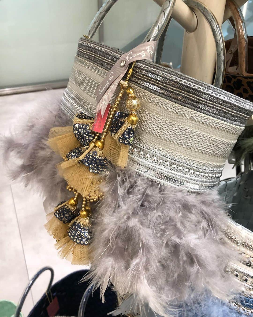 甘糟記子さんのインスタグラム写真 - (甘糟記子Instagram)「こないだ自由が丘のお店で、初めて秘伝豆の生の枝豆見つけました‼️ 秘伝豆と言えば、乾燥してある方でいつもお世話になってますが、生は初めて(o^^o)  と思って違うスーパーに行ったら、上杉まめ、なる物も売ってた（笑） こっちは面白い(≧∀≦)  買ったのは秘伝豆だけど、甘味あってとっても美味しかったです！  そして、帰りに五反田スクウェアに寄ったら、ポップアップショップで可愛いカゴバック屋さんが(๑>◡<๑)  私は前にかよちゃん　@kayo_unicorno にもらったことがあって、すごく気になってたんだよね(o^^o)  可愛いのばっかりで目がキョロキョロ大変でした(//∇//)  #秘伝豆#枝豆#ポップアップショップ#カゴバック#籠バック#fuangfa」9月19日 9時23分 - norihey924