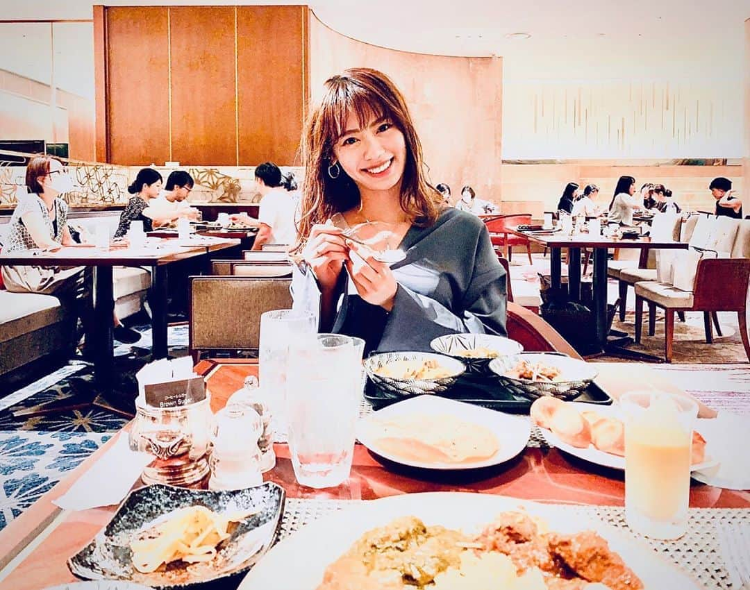 端田三奈未のインスタグラム：「ライスよりもナン派~🍛 大好きなインドカレーをたらふくたべれて幸せ...  雰囲気良すぎて夜も予約してしまった🤤  #ヒルトン東京 #華麗なるカレー #マーブルラウンジ #ランチビュッフェ #カレー好きと繋がりたい」