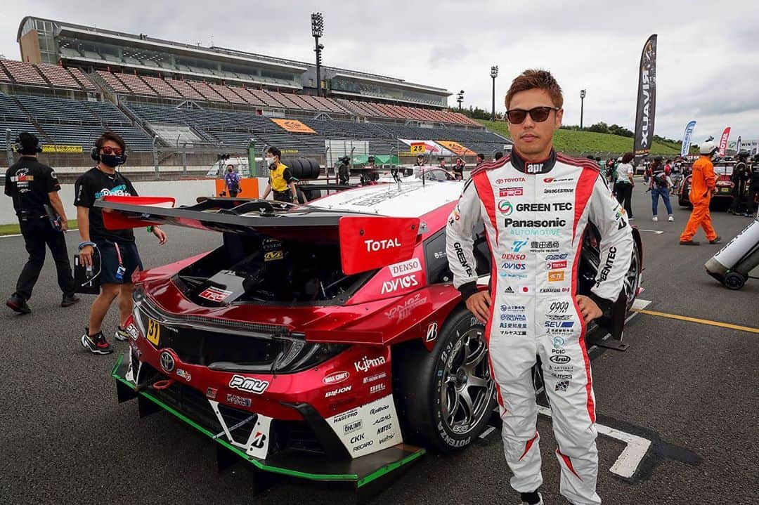 中山友貴のインスタグラム：「SUPER GT第4戦 ツインリンクもてぎ🚘 なかなか厳しいレースになりました。天候、路面コンディションにマシンを合わせきれずペースダウン。予選での速さは出てきていますが、決勝で強くならないと。 シーズン折り返し。 残りのレースで魅せられるよう頑張ります😉😤😜 正勝さん写真いつもありがとうございます☺️ #supergt #race #twinringmotegi #fournines #sev #artisanpersonaltraining #sidewinders #araihelmet #autista」