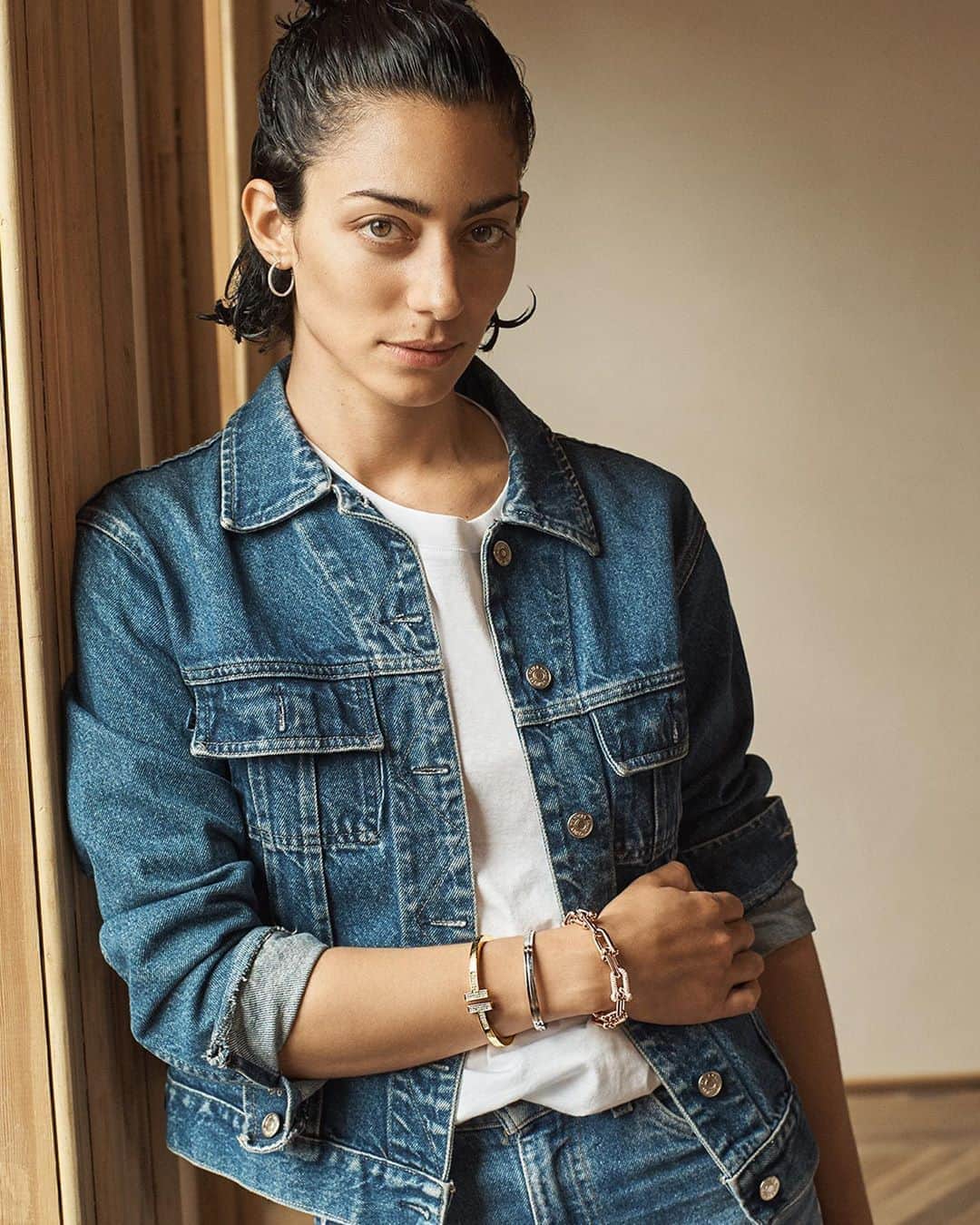 のインスタグラム：「THE TIFFANY STYLE EDIT 𝘏𝘰𝘸 𝘵𝘰: 𝘛𝘩𝘳𝘰𝘸 𝘢𝘯 𝘈𝘳𝘮 𝘗𝘢𝘳𝘵𝘺 • The more the merrier. When it comes to curating the ultimate stack of bracelets, this age-old soirée saying still applies. Start with a few 18k gold #TiffanyT bangles and then layer on a #TiffanyHardWear bracelet with diamonds to round out the group. Make sure to mix metals, mingle with some matching hoop earrings and roll up your sleeves because this stack is fit for a fête. Tap to shop and discover more via the link in bio. #TiffanyAndCo」