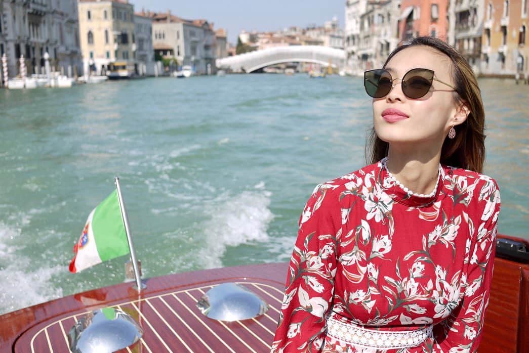美馬寛子のインスタグラム：「Exploring Venice 🇮🇹✨﻿ ﻿ ﻿ ﻿ ﻿ ﻿ ﻿ ﻿ #tbt #venice #italy #burano #travel #watertaxi #stayhome #explore #missuniversejapan #missuniverse #missuniverse2020﻿ @missuniversejapan」