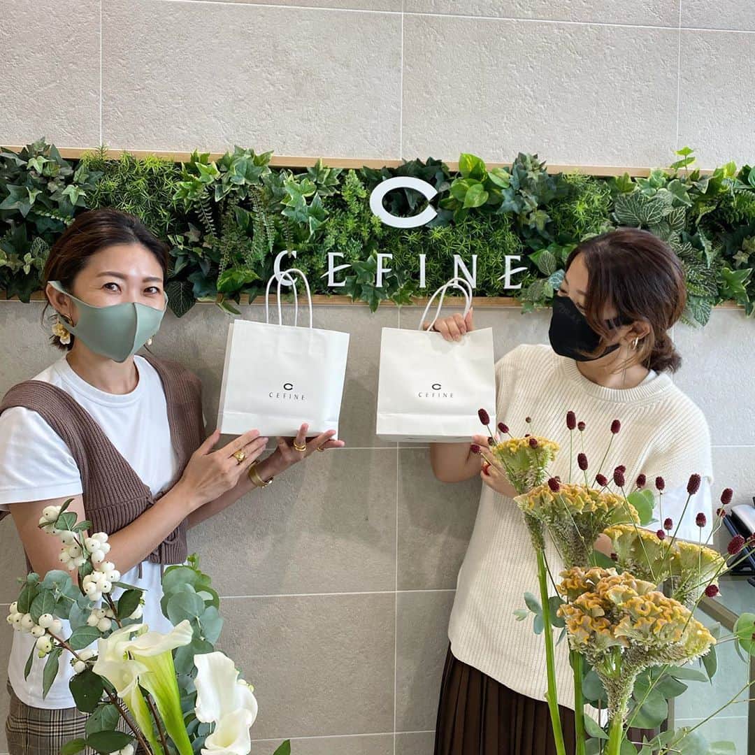 ayakonbubuさんのインスタグラム写真 - (ayakonbubuInstagram)「昨日発売された「シルキースキンケアリクイド」 @cefine_official   を一足早く使わせていただいてました😍❗️ 私は　OC18 オークルで　肌色も中間のやつ🥰 少数での#cefine の新発売イベントで　有名メイクアップアーティストの　高取篤史さんの使用方法も見れて勉強になった🤔💕 オイルベースのファンデーションが多い中、このファンデーションはウォーターベースなんです❗️ だからすっと伸びて、みずみずしい自然なツヤが出たよ。ウォーターベースだからメイク落としも楽ちん❤️ 素肌感ファンデーション。薄付きなんだけど、肌がきれいに見えるから好き❤️❤️❤️  他にも「UVカットエクリュ」 これ1本で、美容液とメイク下地と日焼け止めの効果あり。  「シルクフィニッシングパウダー」 メイクの仕上げに⭐️これの凄いところは、つけると化粧が落ちにくくなるよ。。手に口紅を塗って、片方にフィニッシングパウダーをつけたよ。 擦った時に、フィニッシングパウダーをつけた方は、取れにくい。薄付きなのに、透明感のある肌になってすごくきれいに仕上がるよ。  #cefine#セフィーヌ#ファンデーション#リキッドファンデーション#和漢植物エキス#素肌感ファンデ#新発売コスメ##フェイスパウダー@コスメ#美容#ナチュラルメイク#艶肌#ツヤ肌#cosmetics #ママコスメ#コスメレビュー#ベースメイク#beauty」9月19日 9時36分 - ayakonbubu