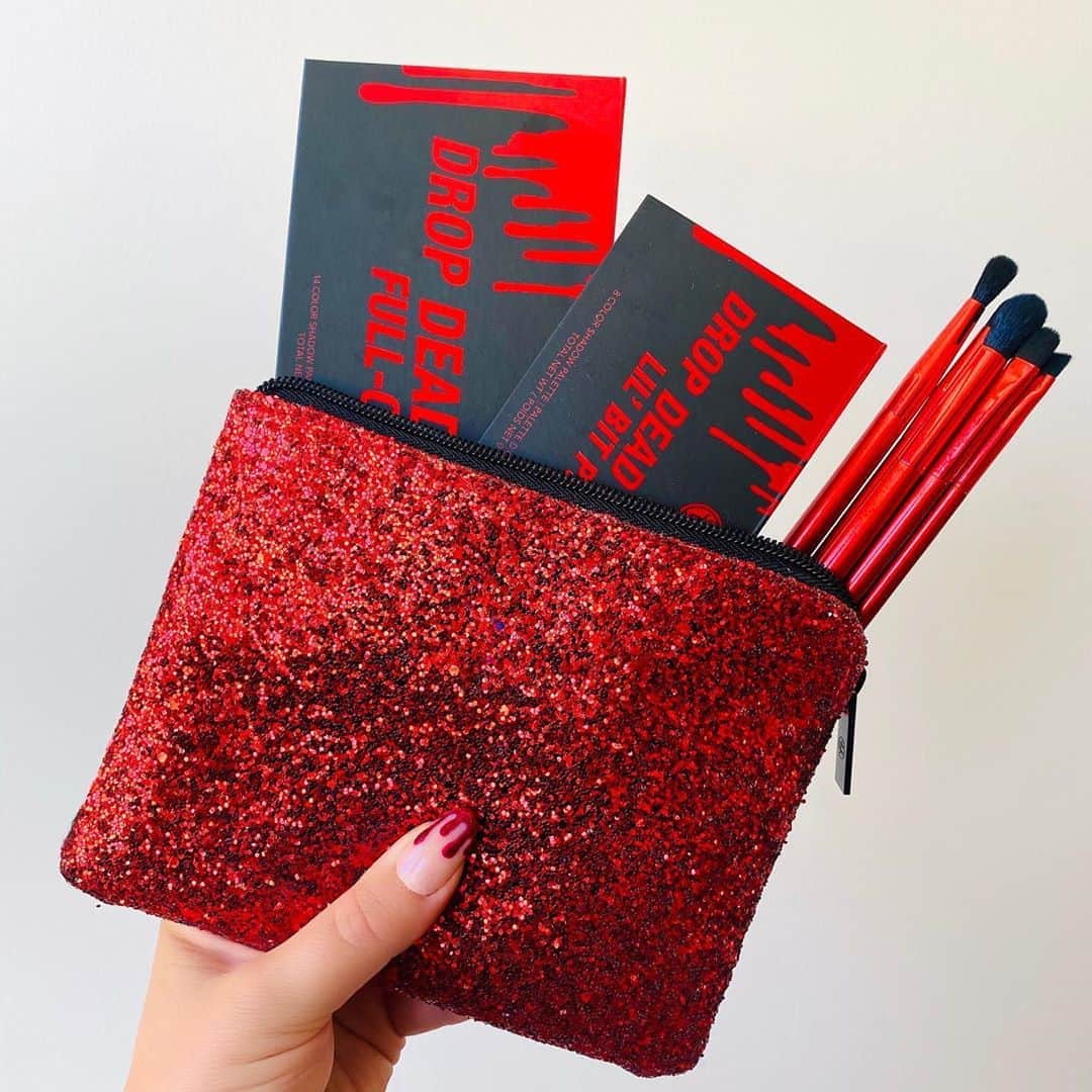 BH Cosmeticsさんのインスタグラム写真 - (BH CosmeticsInstagram)「Carve your eyes out anytime, anywhere with our NEW Killer Queen - 6 Piece Eye Brush Set 👀 Jet-black ~vegan~ bristles, metallic red handles plus a glitter blood bag to secure allll the goods 🖌🖤 #dropdeadgorgeous #bhcosmetics」9月19日 9時36分 - bhcosmetics