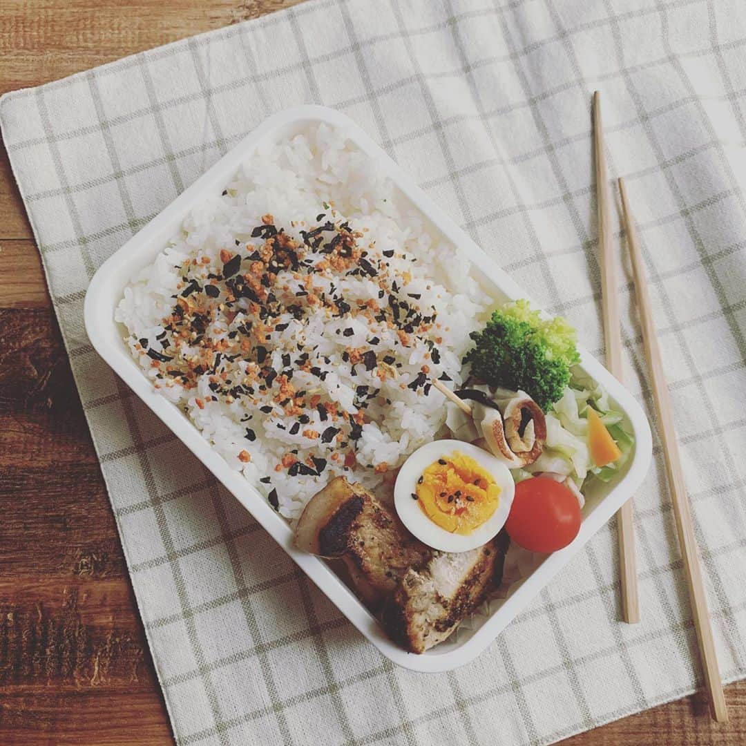 金子あきこさんのインスタグラム写真 - (金子あきこInstagram)「⌘次男くん弁当⌘ #ごはん　500g #酵素豚のソテー #キャベツのコンソメ煮 #ゆで卵 #ちくわ ・ ・ ・ 隔週で土曜日学校の次男🏫 しかもテスト✏️ ほとんど勉強してないけど、 一応緊張するらしい… 彼に良いひらめきがありますように💡 ・ ・ ・ #おうちごはん#手作り#中学生#中学生男子#野球#身体作り#男子ママ#作り置きおかず#時短レシピ#詰めるだけ弁当#健康#腸活#代謝#免疫#ごはんとおかず比率#管理栄養士#節約美容料理研究家#金子あきこ#アリコフード#船橋  インスタ寝っ転がって打ってたら、寝落ちするという不始末…」9月19日 9時43分 - akiko.7878