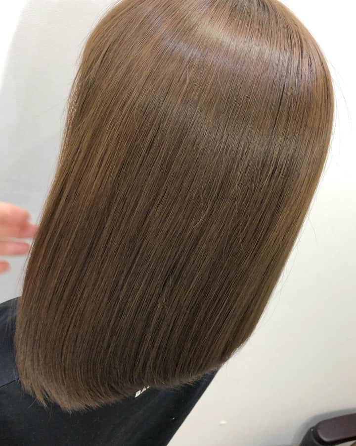 青山あみのインスタグラム：「産後、ひさしぶりに  @ogawa_yuya_ さんのところへ☺︎ ここのトリートメントほんっとーにすごい！！！！ 薬剤とかにもすごくこだわってて、 香りも良くって、幸せ空間🥰 小川さんのオーガニック愛もすごくって笑 毎回、栄養学の勉強になる時間でもある🤭  終わったら、髪の毛が艶々さらさら〜✨ 久しぶりに髪のびてるから、、 (ボブにするか悩んでる常にこの悩み尽きないわ) #髪質改善　がんばります🙋‍♀️💜  #美髪トリートメント  #ヘアエステ」
