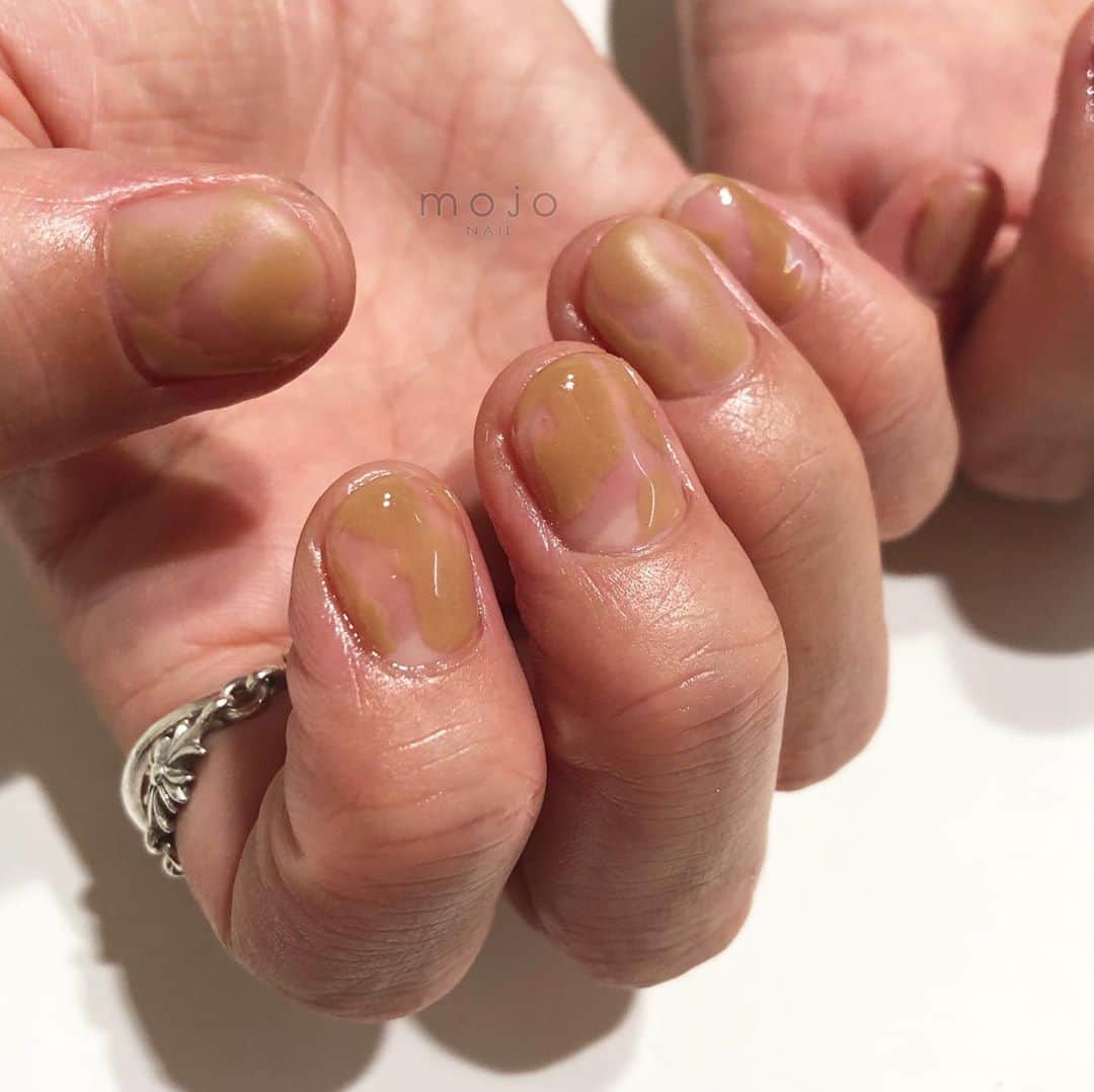 関根祥子のインスタグラム：「さりげなアートが大人秋💅  👢🐫🍂🥐🥜  #mojonail #nails#nail」