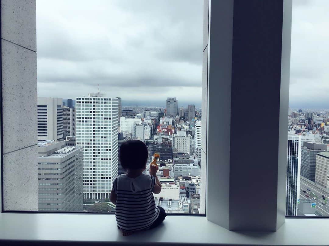 絢香さんのインスタグラム写真 - (絢香Instagram)「4年前の今日の写真 2016年9月19日📷  この時、娘は1歳ちょっとかな？ ちっちゃいなぁ 10周年ツアー中で、一緒に大阪に行った時  今は、あっという間に5歳 友達みたいに会話できるようにもなった ママがバタバタしてて 適当に相づち打とうものなら 「ねえ、ママ聞いてる？」と。笑 もうごまかしは効かないね😂  最近曲作りをしているんだけど その中の1曲が、娘の大のお気に入りに✨ 娘から 「あの曲、○○○○○○○○っていうお名前にしたら？」と提案され、採用することに🙋‍♀️ 娘が曲にタイトルをつけてくれました✨  発表できたら この曲のことだよ〜って言うね👍🏻笑  #4年前 #曲作り #newsong」9月19日 9時52分 - ayaka_official_jp