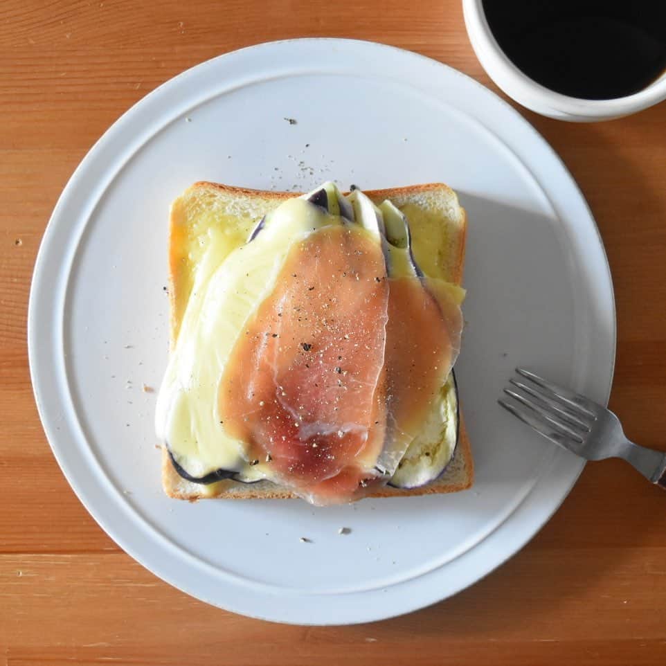 山崎佳のインスタグラム：「Today’s breakfast. マヨネーズ塗って、レンジで蒸したナスとチーズをのせて焼く。ベーコンあると思っていたら無かったので、代わりに生ハムを焼いた後にぺろん。」