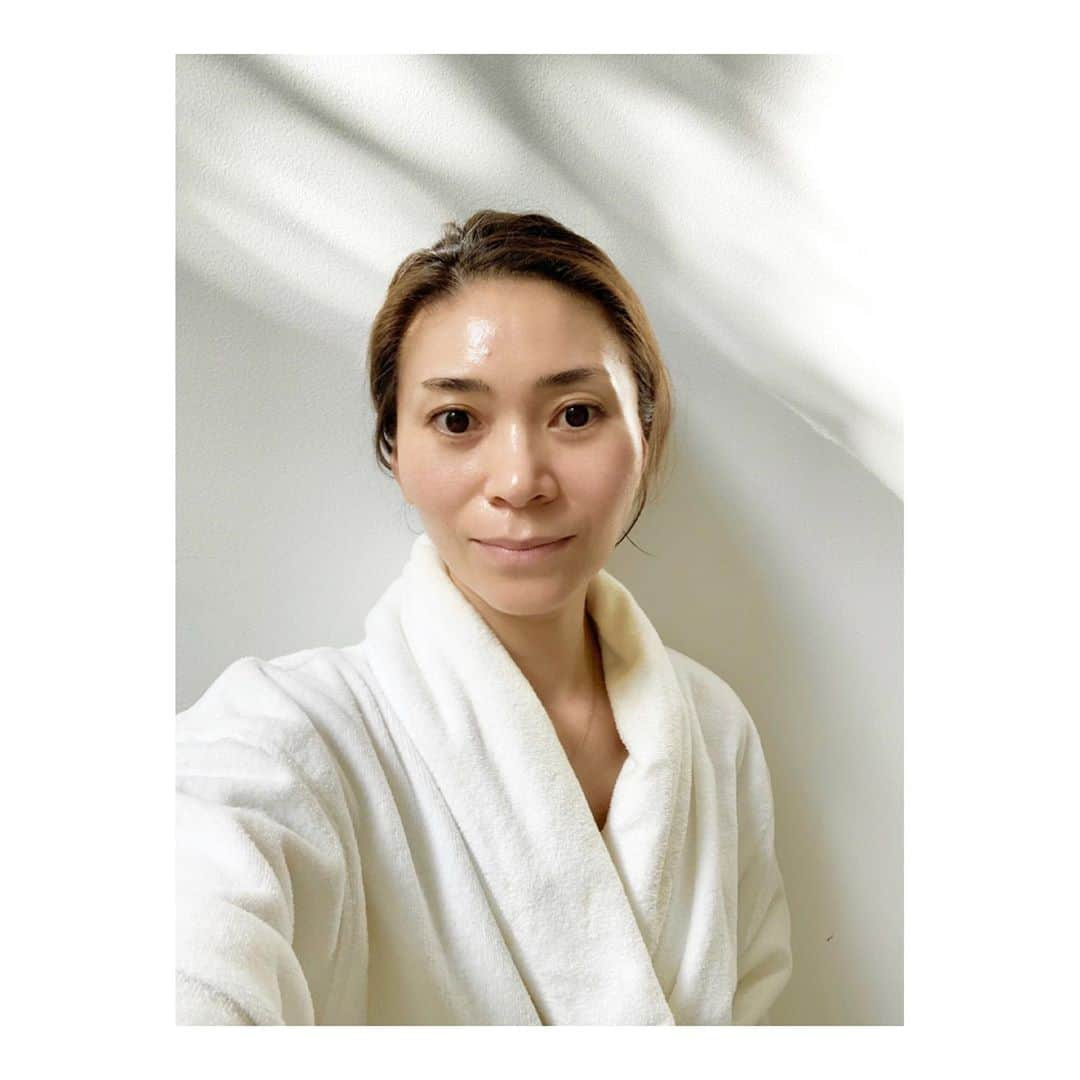 大日方久美子さんのインスタグラム写真 - (大日方久美子Instagram)「・ 「人間の可能性を広げる」をコンセプトとしたPOLAの最高峰ブランドB.Aから新しくリニューアルされたB.A ローションが9月11日に発売されました。  個人的には従来のローションより更に保湿力とハリに対しての即実感があり、POLAの凄さを感じています。  今まで友人達に、保湿力が1番なのはどれなの？と聞かれるといつもPOLAのB.A ローションを勧めたりプレゼントしていたのですが、リニューアルされたB.A ローションはそれに加えてハリも出てくる感じがしています。  更に10月2日に発売されるB.A クレンジングと B.A ウォッシュ(B.A ミルクとB.A クリームも同時発売)は洗顔後に肌が明るくなる感じがしたし、汚れが落ちる前に泡が消えてしまうこともあるんだけど、これは泡立ちの良さに加え、弾力もキープされていてたっぷりの泡が持続するから、肌を摩擦することなく洗顔ができて凄く良かった。 ・ (あの日のライブを見ていたフォロワーさんならわかってくれるかな？泡が死なない！って連呼してたでしょ😂) ・ 洗顔後はPOLAのエステを受けた後みたいな透明感が出たし、クレンジングとウォッシュは次に使うスキンケアの浸透が良くなるブースターの役目も担っているとか。 ・ JIROのことがあり睡眠不足で免疫力が落ちて、ものもらいはできるし、白髪も増えてしまったの。何を食べたのか覚えていなかったりと、精神的にも追い込まれている日々。 ・ 肌だってボロボロなってもおかしくないのに、肌艶だけはすこぶる良くて、久しぶりに会ったクライアントさんに「久美さん顔に何か打ち込みました？！透明感が凄いんですけど！」なんて言われたくらい😂 しかも男性にだよ！ ・ 正にPOLAのフルラインのお陰。 間違いないと感じています。 ・ お陰でどんな状況でも、また、いくつになっても肌が蘇るような可能性のスイッチがあることを実感し、沈んでいた気持ちも明るくなって本当ありがたかったです。 ・ 引き続きB.A シリーズを使用していきますので 使用感などのご質問があればぜひ！ いただいたご質問を次回投稿でお答えしますね！ ・ ＊ご質問の量によってお答えできない可能性もありますがなるべく全部に答えたいと思っています！ ・ ・ #polaba #PR #ポーラ #スキンケア #エイジングケア　 #エイジレス @ba_polaofficial」9月19日 9時54分 - kumi511976