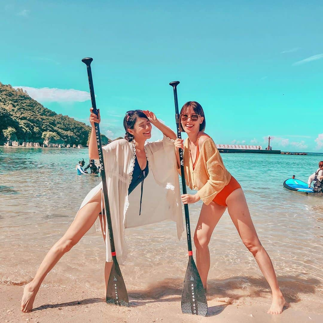 琳妲さんのインスタグラム写真 - (琳妲Instagram)「🏖️🛶 每次來 #懿想天開  總是在挑戰體能  早睡早起三天 雖然超累超累 但正常作息的真的感覺太舒服💕 上次是鐵人三項 這次是海上SUP 跟 潛水🤿 明明過去是旱鴨子🦆 但我就是愛挑戰自己 尤其是跟夥伴們一起挑戰 反而變成一種享受～ 更有動力💪🏻 - 走吧～一起投入大海懷裡🐬 猜猜看誰先落海阿🤪 - #小琉球 #海上瑜珈 #立槳 #杉福漁港 #sop #懿想天開  @liuchiu_sup_onthesea」9月19日 9時56分 - linda831212