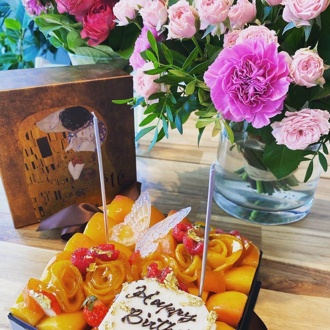 ユージさんのインスタグラム写真 - (ユージInstagram)「妻の誕生日だったので昨日は大好きな @natsuko.ete さんのケーキを取りに行って、大好きな @vanne_yoroniku さんの焼肉屋さんでディナー👍妻と出会って10回目の誕生日🎂スペシャルな１日でした😊 改めておめでとう㊗️」9月19日 10時05分 - yujigordon