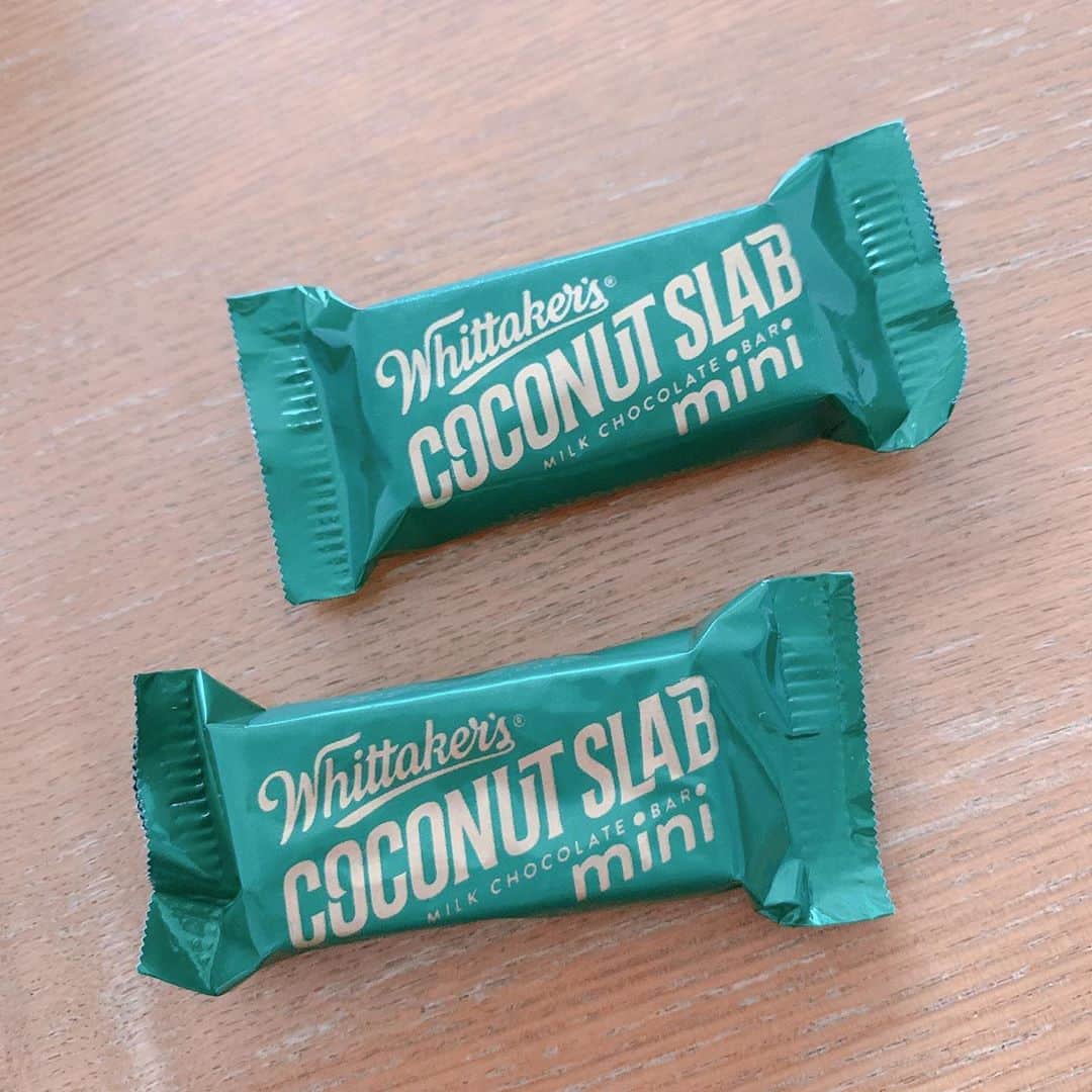 梅津有希子さんのインスタグラム写真 - (梅津有希子Instagram)「朝チョコ。リーチマイケルも好きな、ニュージーランドNo.1チョコレート、Whittaker'sのココナッツ・スラブ。これおいしいなー。食べたことのない食感。ココナッツがシャリシャリ🥥　#whittakers #チョコレート」9月19日 10時03分 - y_umetsu