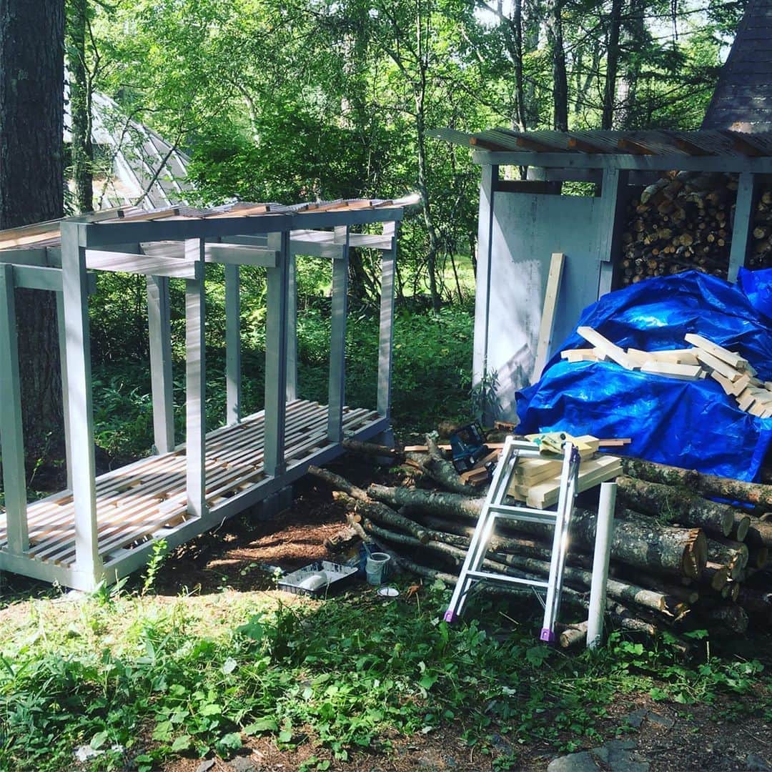 井上荒野のインスタグラム：「薪小屋アネックス完成。夫が二日間で作った。「好きこそ物の上手なれ」というやつですね。」