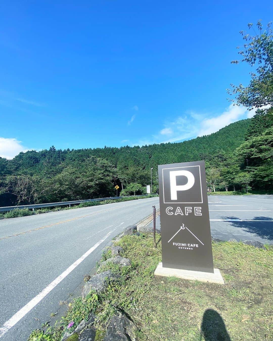 五位渕のぞみさんのインスタグラム写真 - (五位渕のぞみInstagram)「#御殿場乙女峠 に今年7月にリニューアルオープンした #FUJIMICAFE へ🗻💗☕️ @fujimi_cafe  ㅤㅤㅤㅤㅤㅤㅤㅤㅤ 富士山の眺望とともに地場の食材を使った こだわりの食事を楽しめるカフェなの🍰😍💕 なんとテラス席はペット可🐶✨✨ ㅤㅤㅤㅤㅤㅤㅤㅤㅤ （今回は撮影モデルとしてお邪魔しました） ㅤㅤㅤㅤㅤㅤㅤㅤㅤ ㅤㅤㅤㅤㅤㅤㅤㅤㅤ 静岡県産あしたか牛１００％のパテを使用した 「#FUJIMIバーガー」をいただきました🍔❤️ 3種類の中から【わさびマヨネーズソース】を🙆🏻‍♀️✨✨ ㅤㅤㅤㅤㅤㅤㅤㅤㅤ ✅ FUJIMIバーガー ✔️ピクルスソース　￥1,540 ✔️わさびマヨネーズソース　￥1,540 ✔️チーズバーガー　￥1,705  ㅤㅤㅤㅤㅤㅤㅤㅤㅤ 御殿場名産の太陽チキンときのこのソテーをトッピングした「パンケーキ風のガレット」も気になったぁー🥰✨ ㅤㅤㅤㅤㅤㅤㅤㅤㅤ ㅤㅤㅤㅤㅤㅤㅤㅤㅤ 💙 FUJIMI CAFE 💙 静岡県御殿場市深沢1816 0550-82-3279 平日 11:00〜17:00  土日祝 11:00〜19:00 （※季節時間あり） https://www.fujimi-cafe.com/ ㅤㅤㅤㅤㅤㅤㅤㅤㅤ 👗コーデ ✔️tops #kobelettuce @kobe_lettuce  [ 岡部あゆみさんコラボ ]カシュクールブラウス 商品番号：C4701  2,400円＋税 （Lemon Square様から頂きました） ✔️pants #emoda @emoda_official  ✔️shoes #fitfit @fitfit_official_   ㅤㅤㅤㅤㅤㅤㅤㅤㅤ 🐶 #Winsun カフェマット大活躍☕️❤️ @winsun.japan ㅤㅤㅤㅤㅤㅤㅤㅤㅤ ㅤㅤㅤㅤㅤㅤㅤㅤㅤ ㅤㅤㅤㅤㅤㅤㅤㅤㅤ ㅤㅤㅤㅤㅤㅤㅤㅤㅤ ㅤㅤㅤㅤㅤㅤㅤㅤㅤ ㅤㅤㅤㅤㅤㅤㅤㅤㅤ #FUJIMICAFE #FUJIMICAFE御殿場 #御殿場 #御殿場カフェ #箱根 #箱根カフェ#富士山 #御殿場 #乙女峠 #御殿場乙女峠 #リニューアルオープン #御殿場グルメ #御殿場ランチ #ランチ #カフェ#カフェ巡り #お洒落カフェ #おしゃカフェ #카페 #카페스타그램 #cchan_girls #lemonsquare🍋　@kobe_lettuce @cchannel_lemonsquare @cchannel_girls」9月19日 10時12分 - nonnon0319