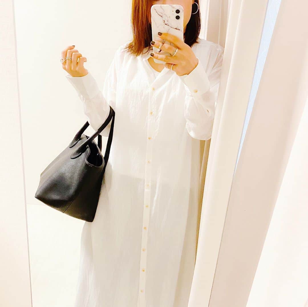 aiaiのインスタグラム：「meri のノーカラーマキシシャツ。 透け感のある生地と深めのスリットで 今ぐらいに着るのにちょうど良い✨  @meri.onlinestore  @midori1207  #meri  コーデの詳細はブログに書いています  𖤐𖤐𖤐𖤐  #fashion#outfit#style#coordinate#instagood#ootd#pic#instapic#コーデ#コーディネート#スタイリング#プチプラコーデ#本日のコーデ#大人カジュアル#プチプラ  #カジュアル #アラフォー #アラフォーコーデ #アラフォーファッション#シャツワンピース #シャツワンピースコーデ  #ワンピース #ワンピースコーデ #バレエシューズ#ホワイトコーデ」