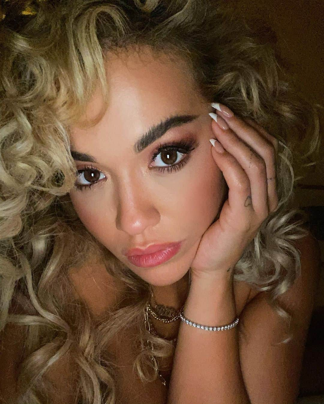 リタ・オラさんのインスタグラム写真 - (リタ・オラInstagram)「Selfies on a Friday, being safe. That’s a real thing 😷」9月19日 10時13分 - ritaora