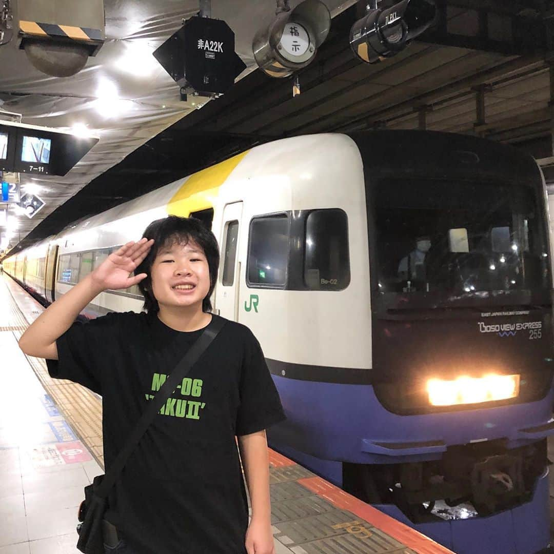 がっちゃんのインスタグラム：「特急しおさい初乗車✨ 朝から鉄分補給しています😊  皆さま良い週末をお過ごしください💕  #特急 #鉄分補給 #乗り鉄 #train #japantrain #japantrip #japantravel #trainspotting #trainstagram #小学生 #がっちゃん #がっちゃんねる」