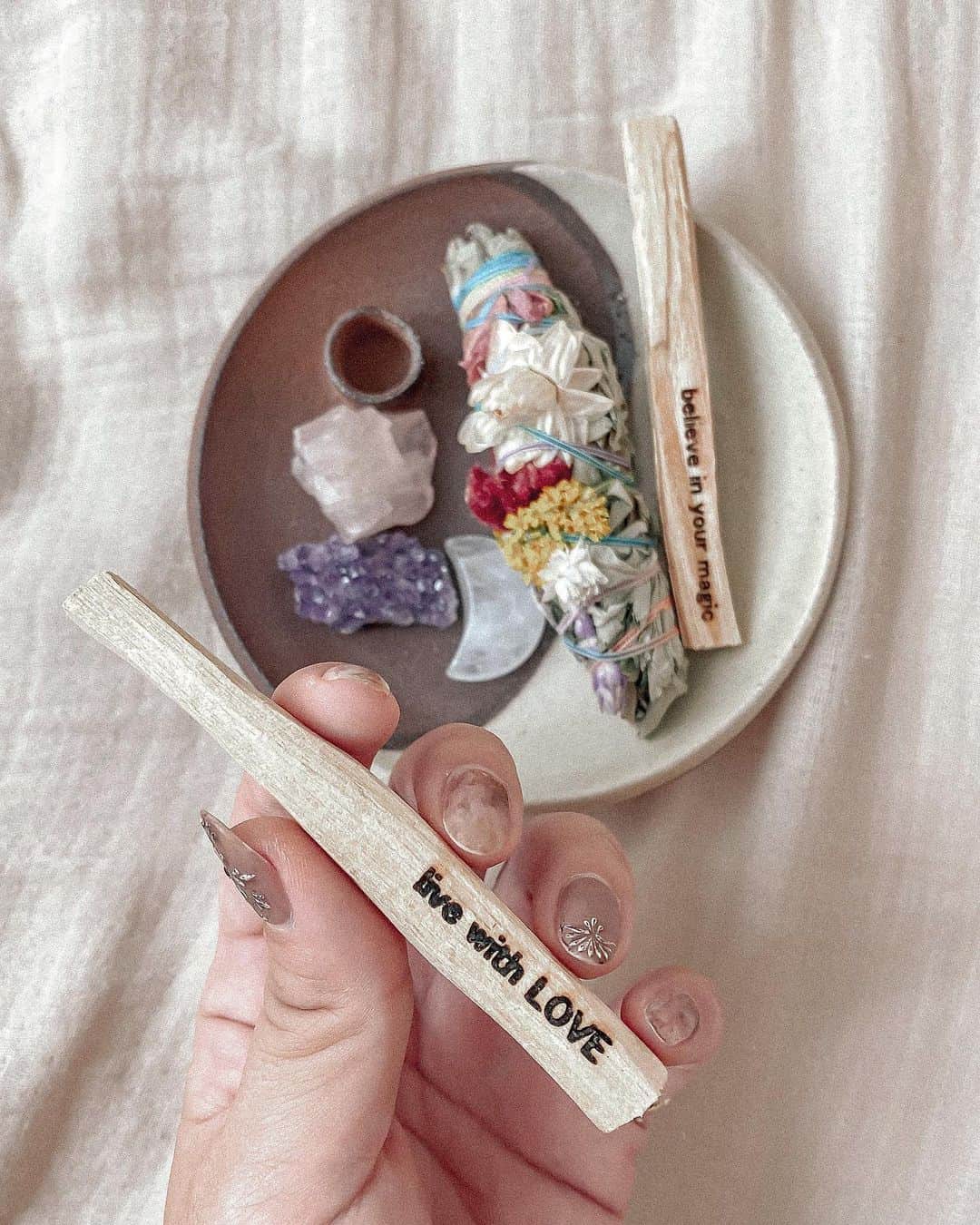 Manamiのインスタグラム：「🌼🌻🌷🌙💫🔮 present by @sachi_918  素敵すぎるプレゼント😭💗 パロサントに刻印されてるし、 お皿はmoonだしスマッジもストーンも大好き😭✨ 嬉しすぎて泣いた😭💕 ありがとう😭💗💗💗 そしてHappy birthday Sachie🤍🤍🤍 プレゼントちょっと待ってて🤣🙏🏽  #マナシカの家 #マナシカの質を上げるitemたち」