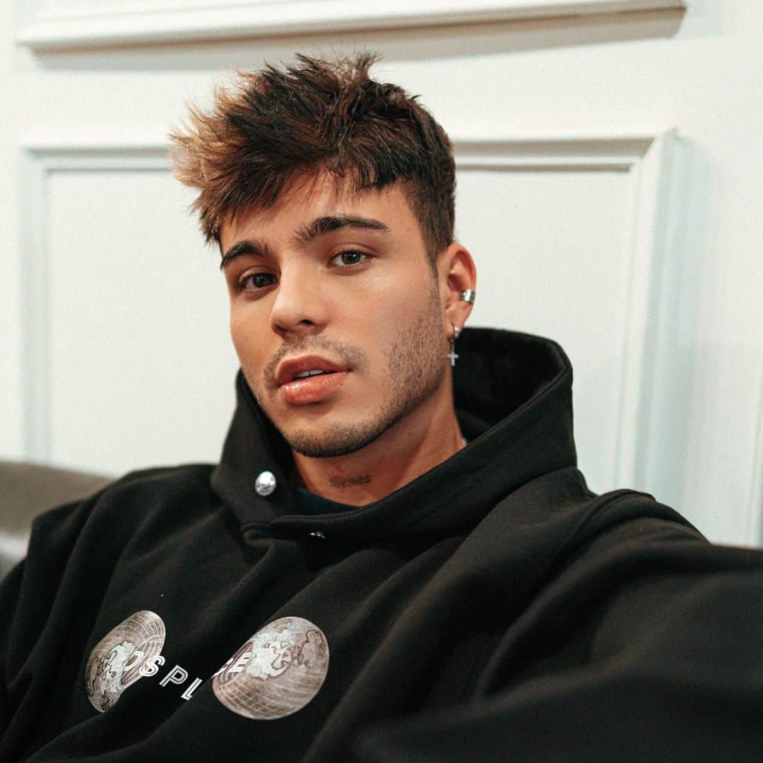 Sebastián Villalobosのインスタグラム：「últimamente estoy escuchando más lo que tienen mis sueños por decir.」