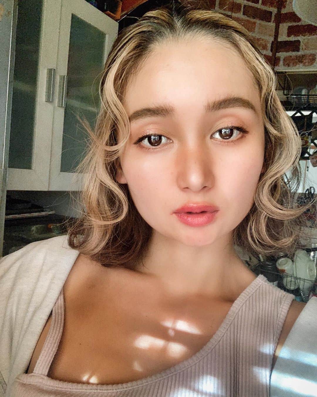 チアコマのインスタグラム：「. . 顔まわりクルクルに♡この日は久々ピンクリップ♡💄 . . #lip #ラテ肌 #日焼け肌 #フェイスフレーミング #ハイライト #ombrehair #brondehair #faceframing #faceframinghighlights #salonmodel #selfie」