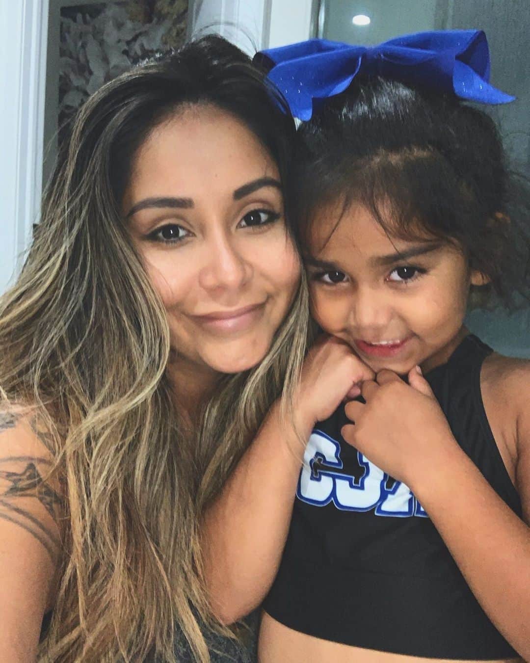 ニコール・ ポリッツィのインスタグラム：「So proud of my little mawma learning new skills every week in cheer 🥰 You got this , my love! #ProudMom」