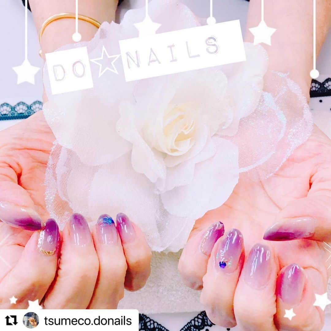 ネイルスタンド　ツメコさんのインスタグラム写真 - (ネイルスタンド　ツメコInstagram)「#Repost @tsumeco.donails with @make_repost ・・・ 朝一から✨🤩 ビックリ‼️お爪が美しゅう💐ございます。🤗 紫🟣が大好きらしく、即デザインをお選び😍  失礼ながら・・ご年齢をお伺いすると(^◇^;)・・・  ゆーていい❓ ゆーでー❓ ええか❓・・・  82歳やて❤️❤️Σ੧(❛□❛✿) (お客様の許可有りよ)  惚れて❣️もたわー🥴  ネイリスト💅の私もこの美しいお爪には勝てぬ🤭  毎日のお手入れと、奥様の品の良さに惚れ惚れ💞の日でした。(//∇//)✨  次回のご予約ありがとうございます（＾Ｏ＾☆♪  元気120%になっちゃった（笑）💫  #ネイル  #tsumeco #ジェルネイル #ネイリスト #爪 #湖南市 #野洲駅 #爪ケアー #湖南 #秋ネイル #時短 #プリンターネイル #ネイルプリンター #オフィスネイル #ネイルスタンド #フットネイル #おしゃれ #パーティ #美容室 #ピアノ #ゴルフ好き #ゴルフ #セラピー #心 #9月 #社交ダンス #ヨガ #女子力 #爪手ケアー」9月19日 10時29分 - tsume.co