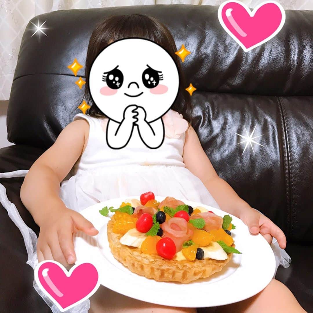 佐藤もも子さんのインスタグラム写真 - (佐藤もも子Instagram)「ケーキはフルーツパイに🥧🍒  りんごのコンポートとカスタードは前日に仕込んで冷やしておいて  りんごでバラ🌹を作ったり楽しかった😍🍎  ごはん食べてる間にパイ生地を焼いて🥧  フルーツ盛り付けてると盛り付けたフルーツを甥っ子と姪っ子がひたすら食べつづけて なかなか盛り付け終わらなかった🍎🌱🍌🍒💜🍊笑　  冷凍パイシートを使ったから すごく簡単で見栄えも良くて美味しかった🍎❣️  また作るー🍒💓  しまじろうのバースデーカードも作った💓🐯🎂  #バースデーケーキ　#フルーツパイ　#デザート　#スイーツ　#お誕生日　#三歳　#お祝い　#お誕生日会　#りんご　#バナナ　#ブルーベリー　#みかん　#さくらんぼ　#ミント　#カスタード　#パイ　#しまじろう　#バースデーカード」9月19日 10時35分 - sato_momoco