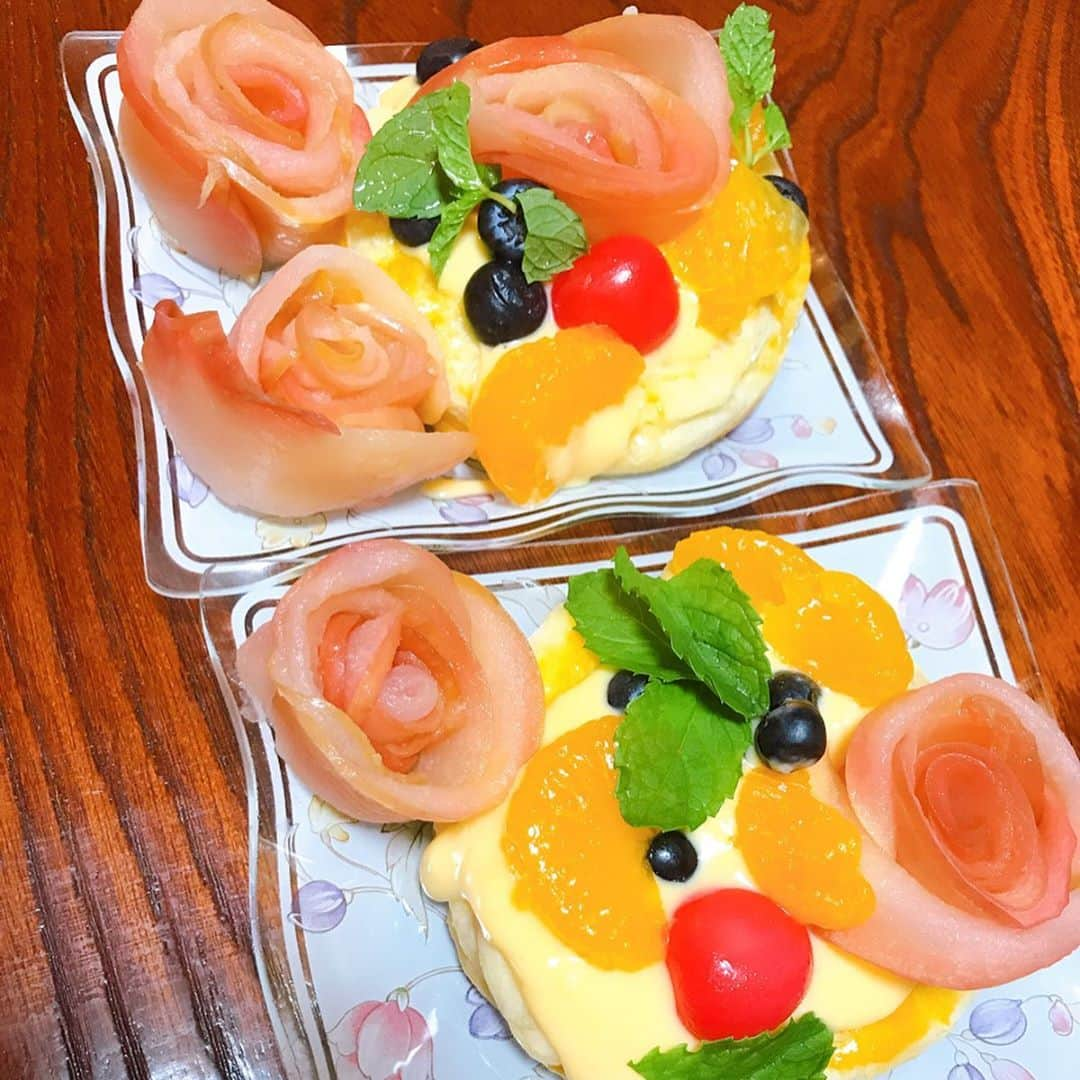 佐藤もも子さんのインスタグラム写真 - (佐藤もも子Instagram)「ケーキはフルーツパイに🥧🍒  りんごのコンポートとカスタードは前日に仕込んで冷やしておいて  りんごでバラ🌹を作ったり楽しかった😍🍎  ごはん食べてる間にパイ生地を焼いて🥧  フルーツ盛り付けてると盛り付けたフルーツを甥っ子と姪っ子がひたすら食べつづけて なかなか盛り付け終わらなかった🍎🌱🍌🍒💜🍊笑　  冷凍パイシートを使ったから すごく簡単で見栄えも良くて美味しかった🍎❣️  また作るー🍒💓  しまじろうのバースデーカードも作った💓🐯🎂  #バースデーケーキ　#フルーツパイ　#デザート　#スイーツ　#お誕生日　#三歳　#お祝い　#お誕生日会　#りんご　#バナナ　#ブルーベリー　#みかん　#さくらんぼ　#ミント　#カスタード　#パイ　#しまじろう　#バースデーカード」9月19日 10時35分 - sato_momoco