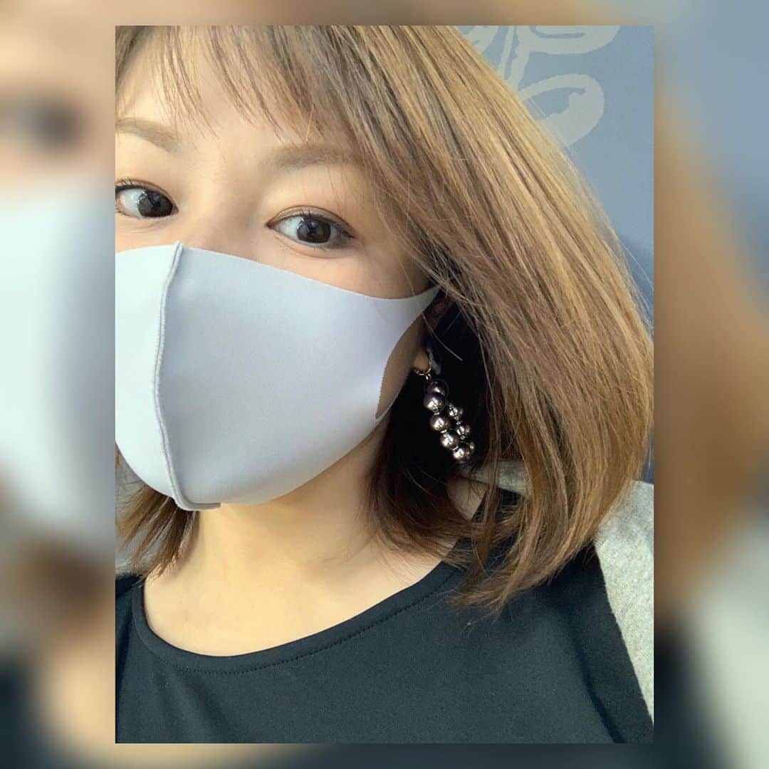中澤裕子のインスタグラム：「☀️☀️  福岡晴れ。  今日は髪のコンディションが良い。 だいぶ伸びてきたけど 非常にまとめづらい長さ。 娘に髪を切って良いか聞いたら 「だめ！」と🆖でした。  今日も kottyさんのノースリーブのトップス。 羽織りものがあればずっと着れる生地が嬉しい❤︎ シワもつかなくて、すぐ乾く。 なんて優秀なんでしょう。  トップス #kottybag カーディガン #IENA イヤリング #pearlribbon」