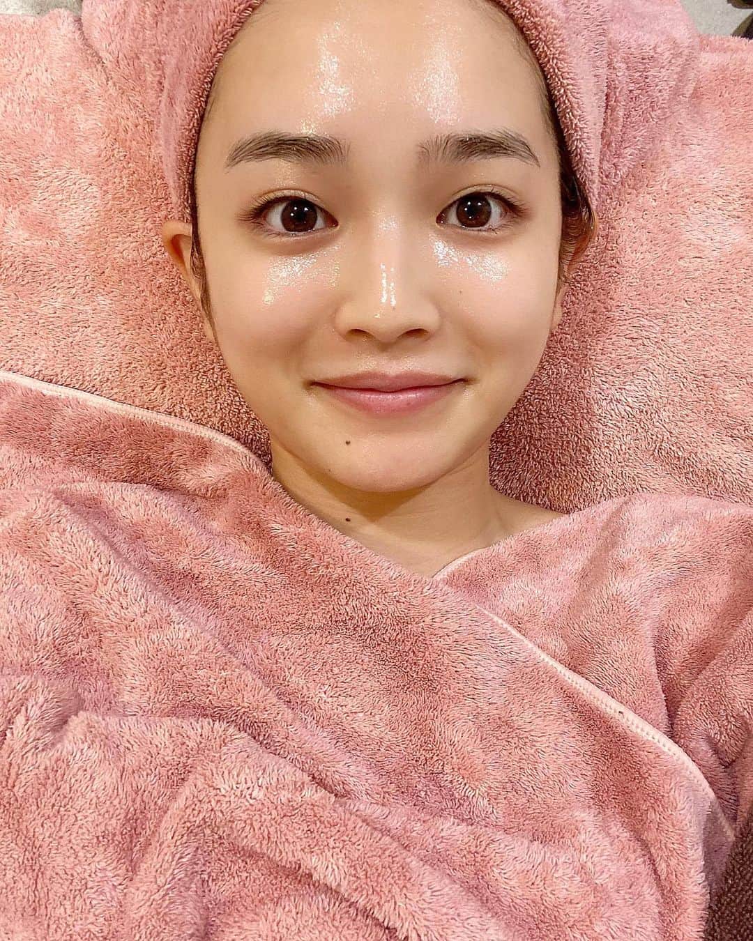 富久美玲のインスタグラム：「_ . 最新美容法ニードレスインジェクター🧖🏻‍♀️ . ずっと気になっとって友達に聞いて ついに私も行ってきました＼(^o^)／💕 . 施術後は写真の通りとぅるんとぅるん🥺 (終わってパッと撮ったら若干寄り目w) . 痛いのは嫌いですし怖いので何かと 抵抗があったんですけどコレは 風圧？が強いのでピクリとしてますが 全く痛くなくって安心でした！！！ . 敏感肌でも大丈夫なのが何よりも良き✨ . 頑張って月1で通いたいと思いました👍 .」