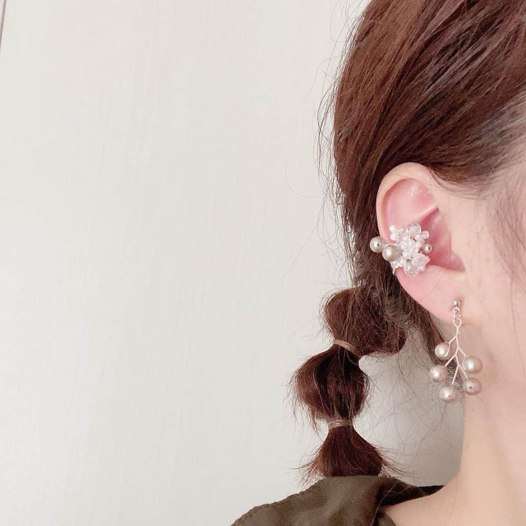 のインスタグラム：「大阪駅直結　ルクア イーレ 4F  イセタンクローゼット/タピエスタイル ﻿新しく登場したブランドをご紹介いたします。  chercher-doux（シェルシェドゥ）の秋の新作です。  スワロフスキークリスタルを使用したスリットイヤーカフ(片耳)。﻿ 枝状にしたワイヤーを絡ませた、ひとつひとつ違った表情をしたイヤーカフ。﻿ お手持ちのものと重ね付けしたりしてもかわいいです。﻿ ﻿ イヤーカフとノンホールピアスのセットもご用意。﻿ 片耳に重ね付けたり、ひとつずつ左右に付けたり、どちらかひとつだけ付けたり。﻿ いろんな楽しみ方が出来るセットアイテム。﻿ ﻿ ﻿お洒落の秋にチャレンジしてみたい。  渋谷ヒカリエ店でもこちらのブランドをご覧いただけますよ。  東京都渋谷区渋谷2-21-1 渋谷ヒカリエShinQs 5F 渋谷ヒカリエ ShinQs 5F phone:03-6427-5301 東急東横線・田園都市線、東京メトロ半蔵門線・副都心線「渋谷駅」15番出口と直結。 JR線、東京メトロ銀座線、京王井の頭線「渋谷駅」と2F連絡通路で直結。」