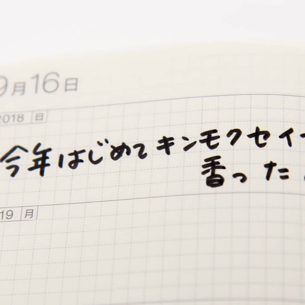 ほぼ日刊イトイ新聞さんのインスタグラム写真 - (ほぼ日刊イトイ新聞Instagram)「【ほぼ日５年手帳、いまからだと６年手帳にも？！】 ５年分の記録を一冊にまとめられるほぼ日５年手帳。 178マスの方眼にあわせて みっちりと書き込むこともできますし、 ほんの１行しか書かなくても ちゃんとした日々の記録になります。 気軽に続けたい人に、ちょうどいい大きさです。  使いはじめているかたがたが、口々に言うのは ２年目から、前の年に書いたことが目に入るたのしさ！ １年立つと忘れていること、うれしく思い出せること、 季節によっては同じようなことをしていたり‥‥ 左ページは2021年からですが、 届いたその日から右ページのメモ部分に ＜2020＞と書いてその日のちょっとしたことを 書いておくと、６年分たのしめる日もできちゃうかも。 https://www.1101.com/store/techo/5year/index.html  #ほぼ日５年手帳 #５年手帳  #ほぼ日手帳 > @hobonichitecho_official #HobonichiTecho ENG info> @hobonichi_global  #ほぼ日手帳2021 #手帳  #Hobonichi #hobo #Planner #ほぼ日 #ほぼ日刊イトイ新聞  #handwrite #手で書く」9月19日 11時06分 - hobonichi1101