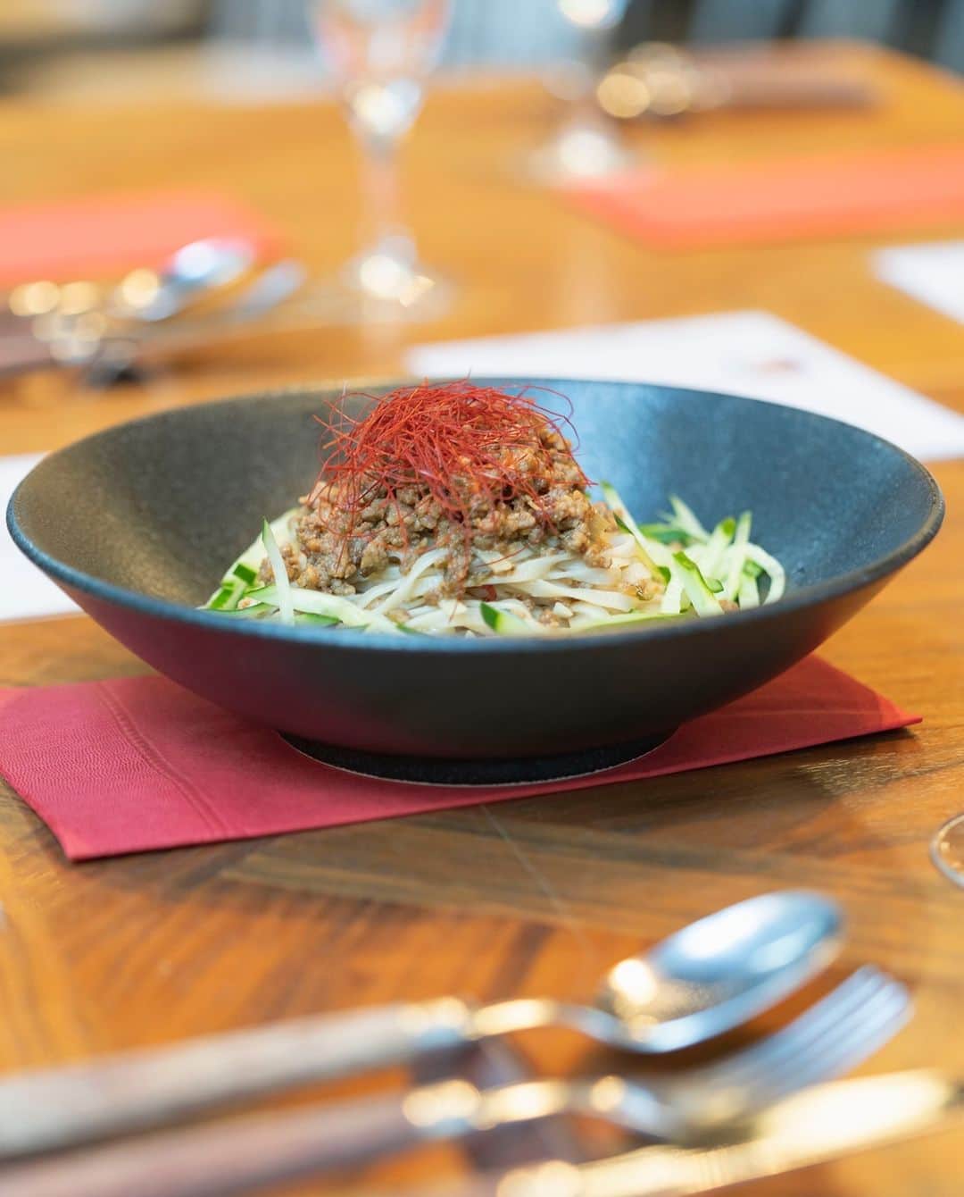 Courtyard by Marriott Tokyoのインスタグラム：「ラヴァロック　ランチ 11:30～14:30（L.O.14:00) 平日 🍽️--6種類のランチセットに週替わりパスタが加わってリニューアル -😀 9月23日の週替わりランチはピリ辛挽肉のベトナムフォー！  肉と野菜の完璧なバランス。 このスパイシーな牛肉と豚肉のベトナムのフォーをお楽しみください。  LAVAROCK Lunch 11:30～14:30（L.O.14:00) Weekdays 🍽️--Weekly Pasta starting next week 9/23-😀  Spicy minced meat Vietnam Pho The perfect balance between meat and veggies. You are not going to want to miss this spicy pork and beef Vietnamese Pho.  Share your images by tagging @cytokyo and you might be featured on our Instagram page! 😎  #ランチ #日本橋 #銀座 #レストラン #タイ料理 #オフィスランチ #ホテル #東京駅 #京橋グルメ #京橋 #牛肉 #ランチ #東京 #マリオット #ランチセット #丸の内ol #東京駅 #京橋グルメ #京橋 #東京 #丸の内 #OL #美味しい #tasty #アメリカン #パスタ #peperoncino #パスタランチ #pastalover #ペペロンチーノ #イタリアン料理」