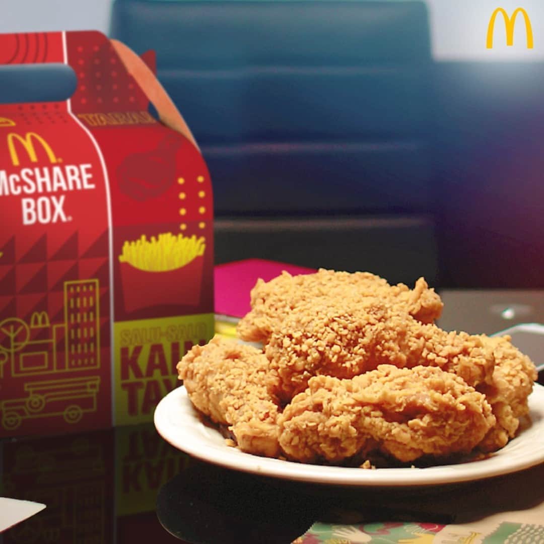 のインスタグラム：「Kumpleto ang buong pamilya today? Perfect time to order a whole lotta Chicken McDo! 🍗 🍗  Get a McShare Box for only P330 via McDo Drive-Thru, Take Out, or Pick-Up. You can also order via the McDelivery PH App, website, McDo Messenger, or call 8888-6236 (for NCR).」