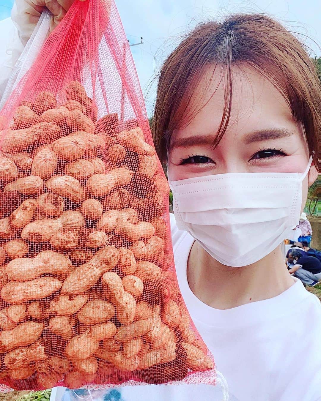 のインスタグラム：「⠀ まなたび×はだのブランドバスツアー ⠀ 本日実は同行させていただいています♪⠀ 雨予報もなんのその😊⠀ 青空の下まずは落花生掘りから🥜 ⠀ こーんなにたくさんとれたよー！嬉 ⠀ 農家の高橋さんと👨‍🌾⠀ (わたしの足がおかしい。)⠀ ⠀ #ハダ恋みっけもんの旅⠀#まなたび #ハダ恋バスツアー #落花生 #ピーナッツ #🥜 #小田急 #秦野名水 #はだのブランドアンバサダー #立石純子 #小田急トラベル #秦野 #hadano #美味しそう #茹でピーナッツ も #大好きです #likes  #instadaily #followforlike#love#photooftheday #nature」
