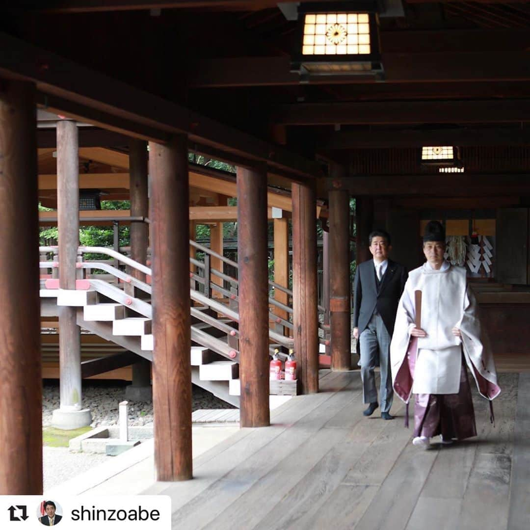 麻宮彩希さんのインスタグラム写真 - (麻宮彩希Instagram)「#Repost @shinzoabe with @make_repost ・・・ 本日、靖国神社を参拝し、今月16日に内閣総理大臣を退任したことをご英霊にご報告いたしました。  #安倍晋三 #靖国神社」9月19日 11時01分 - sakibows0125