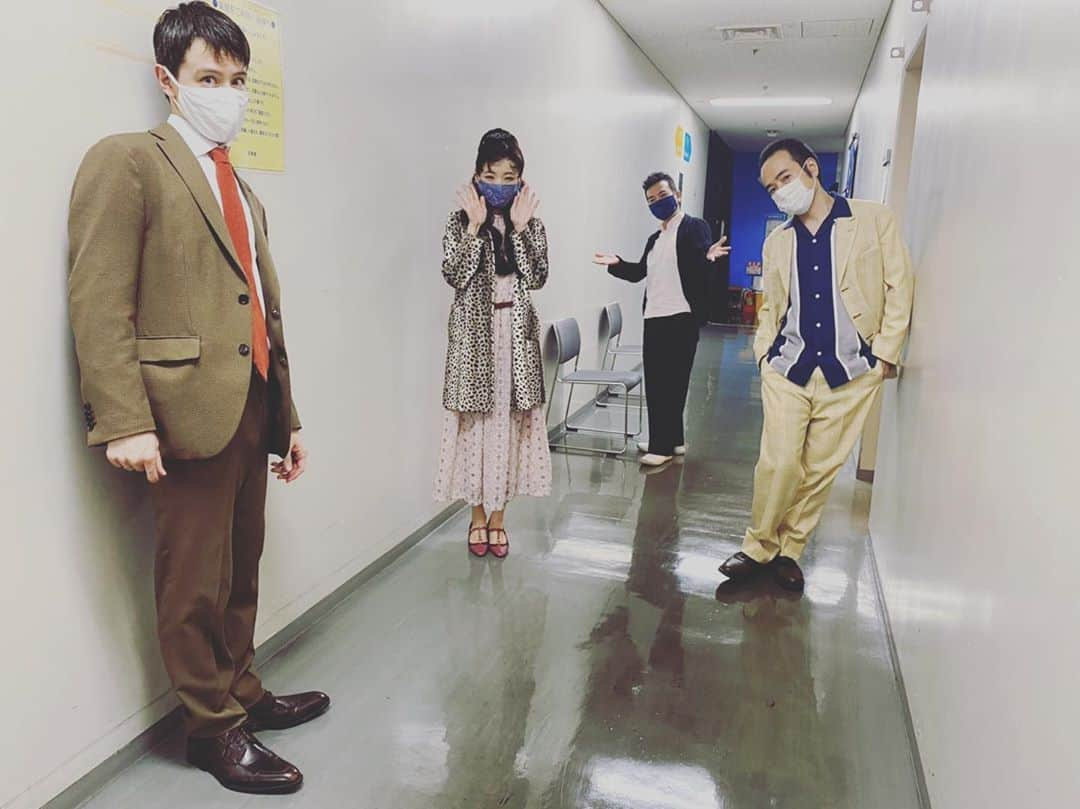 ウエンツ瑛士さんのインスタグラム写真 - (ウエンツ瑛士Instagram)「兎にも角にも お疲れ様でございました。  舞台「わたしの耳」無事に全公演終えられました。 このご時世につき各々の意識は勿論のこと、稽古場の管理や劇場スタッフさんの毎公演後の清掃や消毒。 その１つ１つが身を結んで、最後を迎えることが出来ました。 そして他の舞台にバトンを渡せる喜び。もちろん、いくら対策をしても感染者が出てしまう事はあります。それはどこの業界も一緒です。 そんな時には助け合える関係で、そしてそれはコロナが終わっても続いていて欲しいなと心から思います。  ボブ（役名）が毎時、毎分自分の中から薄れていくのは。まぁ、いつもの事ですが、この瞬間をゆっくり味わえる事に感謝して次に進みましょう。  最後に、 観劇してくださった皆さま。 劇場内マスク着用で私語は謹んでください、と、で前半はコメディで笑ってください、と。 どないやねん。笑 でしたよね😆そんな皆様のお力添えもあってキャスト、スタッフ一同頑張れました。  本当にありがとうございました。  ウエンツ瑛士」9月19日 11時03分 - eiji_wentz_official