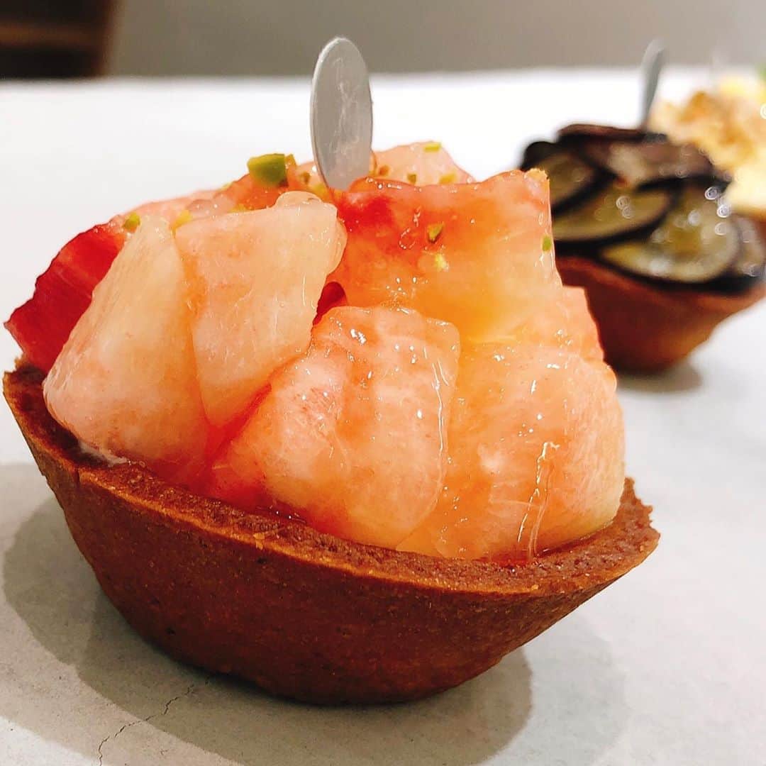 のインスタグラム：「【✨NEW OPEN✨】西館B1階に『-THE TALTE-』が本日OPEN🥳💛﻿ ﻿ 毎朝市場で買い付ける旬のフルーツをふんだんに使用！﻿ ﻿ サクサクのタルト生地には芳醇なバターをたっぷり使い、クリームチーズを混ぜたコクのある生クリームを合わせました🐄🐄﻿ ﻿ バターはオセアニア産の発酵バターを使用。﻿ 通常のバターより風味に優れすっきりした後味が特徴です😋﻿ ﻿ ﻿ 【9月末まで！オープニング企画実施中】﻿ タルトを2つ以上お買い上げの方にお好きなドリンクを1点プレゼント🎁﻿ (ドリンクはコーラ、ジンジャーエール、100%オレンジジュース、レモンスカッシュ、リプトンストレートティーからお選びいただけます)﻿ ﻿ ﻿ 手のひらサイズのかわいいタルトです。﻿ ぜひ一度はお試しください！﻿ ﻿ ﻿ ﻿ ﻿ ﻿ ﻿ ﻿#thetalte #ザタルト #弁財天  #スイーツ #sweet #sweets #タルト #フルーツ #フルーツタルト #fruit #おやつ #newopening #celebration  #名古屋パルコ #名古屋PARCO #nagoyaparco #名古屋 #nagoya #栄 #矢場町 #newopen #ナゴレコ」