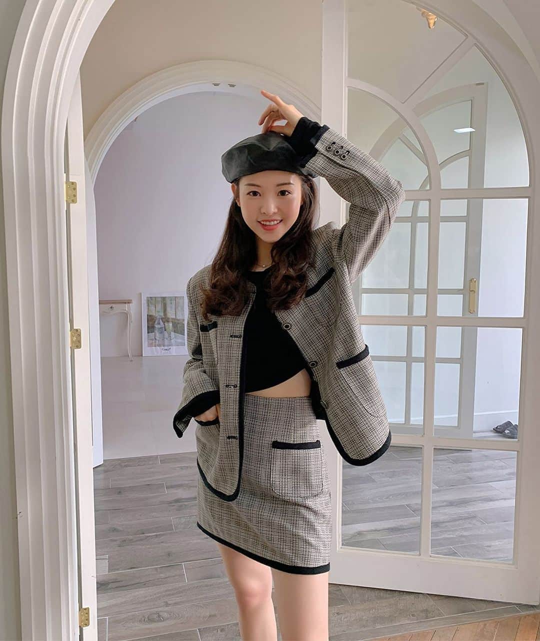 Chuuのインスタグラム：「주말이라 오늘은 재킷&스커트로 신경 쓴 룩☕️  셋업으로 너무 무거운 느낌을 준 것 같다면 오프숄더 티셔츠 또는 크롭 티셔츠와 함께 매력있는 분위기를 연출 하여 예쁘게 입는 것도 하나의 방법!!!  스티치와 포켓이 포인트인 상품으로 최대한 상품의 포인트를 살려서 착용하면 너무 예쁜 가을코디 완성이에요✨  #chuu#체크재킷#셋업코디#가을코디」