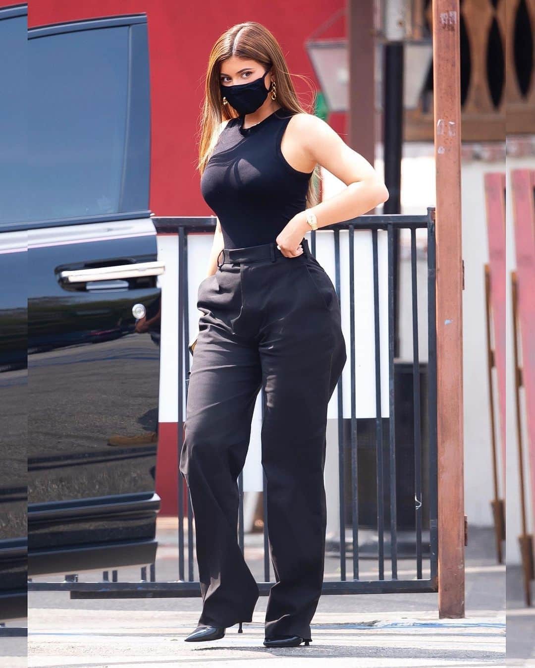 Just Jaredさんのインスタグラム写真 - (Just JaredInstagram)「Kylie Jenner put her curves on display while stepping out for lunch in this all-black outfit. #KylieJenner Photos: Backgrid」9月19日 11時10分 - justjared