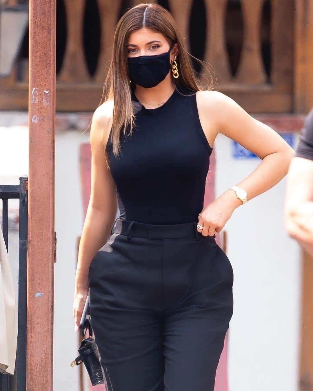 Just Jaredさんのインスタグラム写真 - (Just JaredInstagram)「Kylie Jenner put her curves on display while stepping out for lunch in this all-black outfit. #KylieJenner Photos: Backgrid」9月19日 11時10分 - justjared