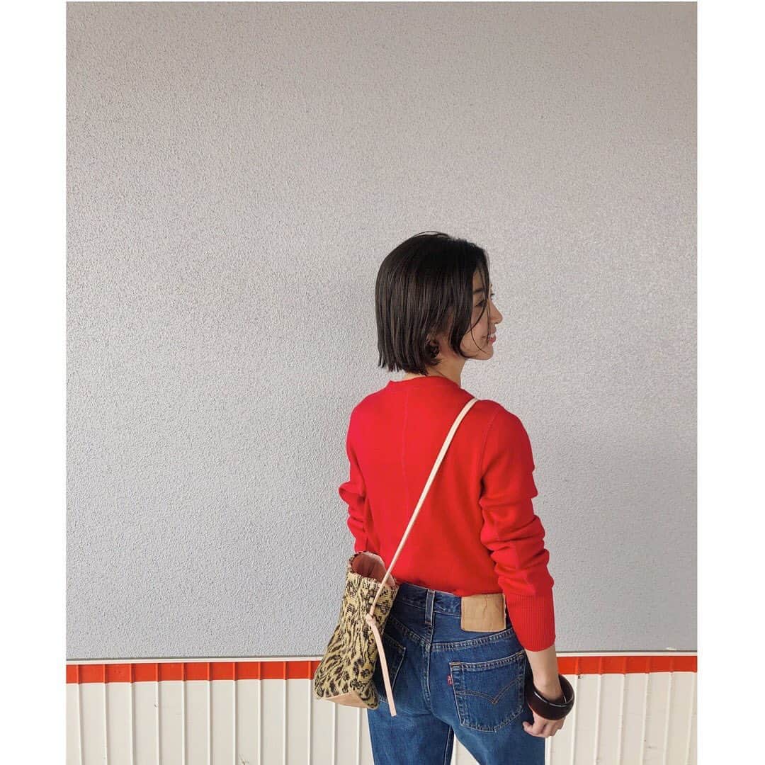 池田泉さんのインスタグラム写真 - (池田泉Instagram)「赤とデニム（濃いめ）合わせは永遠に好き。今月もカットカット。タートルを着たい短めボブ✌︎」9月19日 11時13分 - xxizumi123xx