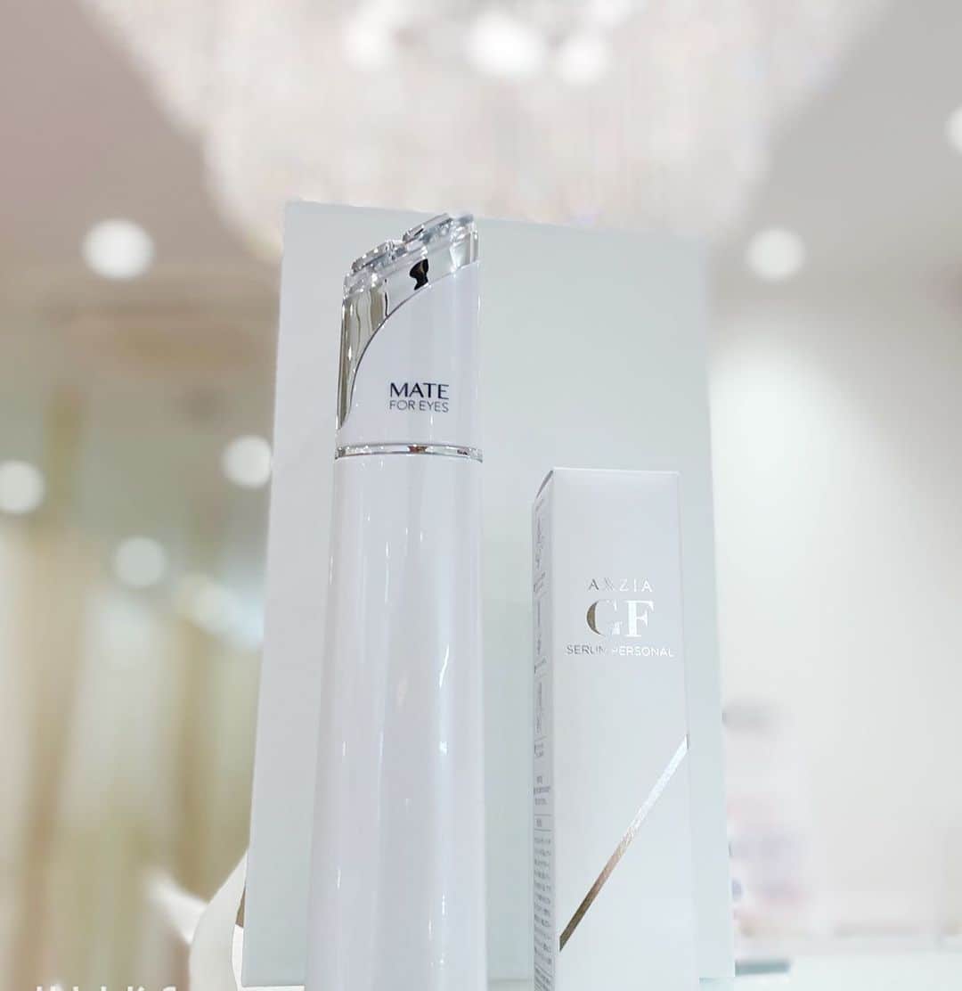 SiS Total Beauty 〜シス〜のインスタグラム：「★目元集中ケア★ 目元集中ケア商品がSiSに登場ですっ‼️ クマ、目尻の小じわ、たるみ、、 などなどお悩みがある方必見です👀💗  低周波とラジオ波で表情筋を優しく温め 刺激し、美容液を浸透させます✨ ふっくらハリのある目元に仕上がります🥺✨✨  ただ今キャンペーン中ですので お気軽にお問い合わせ下さいませ☺️  お目元だけでなく お顔全体にもお使いいただけます💗  ¥22800(税抜)  是非お試し下さいませ💕  #メイトフォーアイズ #ヒト幹細胞美容液#ヒト幹細胞導入#目元ケア #目元美容液 #クマ#小じわ#肌荒れ改善#ほうれい線#大阪エステ#毛穴#小顔#美白#ニキビ#トータルビューティーサロン#痩身#痩せたい#脚やせ#二の腕#ハイフ#ハーブピーリング#ヒト幹細胞導入#セルキュア4tplus #sistotalbeauty #堀江エステ」