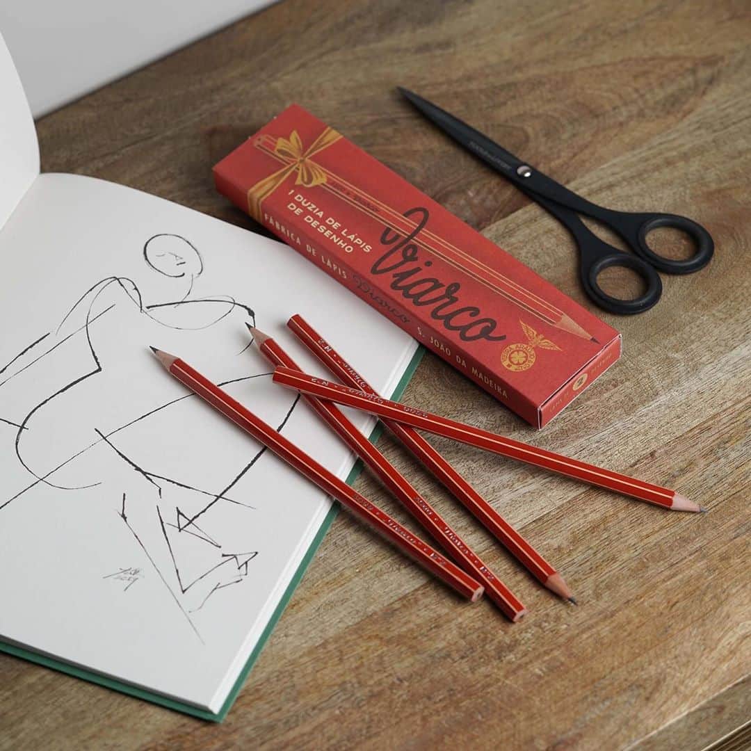 TOOLS to LIVEBY / 禮拜文房具のインスタグラム：「.  以紅色作為主要筆身顏色的Viarco 3500復古鉛筆，六角邊緣佐以米白色細線，整體設計簡潔鮮明；精簡的筆身文字更能感受到六角鉛筆扎實的持握手感，且其重量是復古鉛筆款中最輕的，因此適合長時間頻繁使用，是款能感受到淡雅木質香氣、簡單純粹的復古鉛筆。」