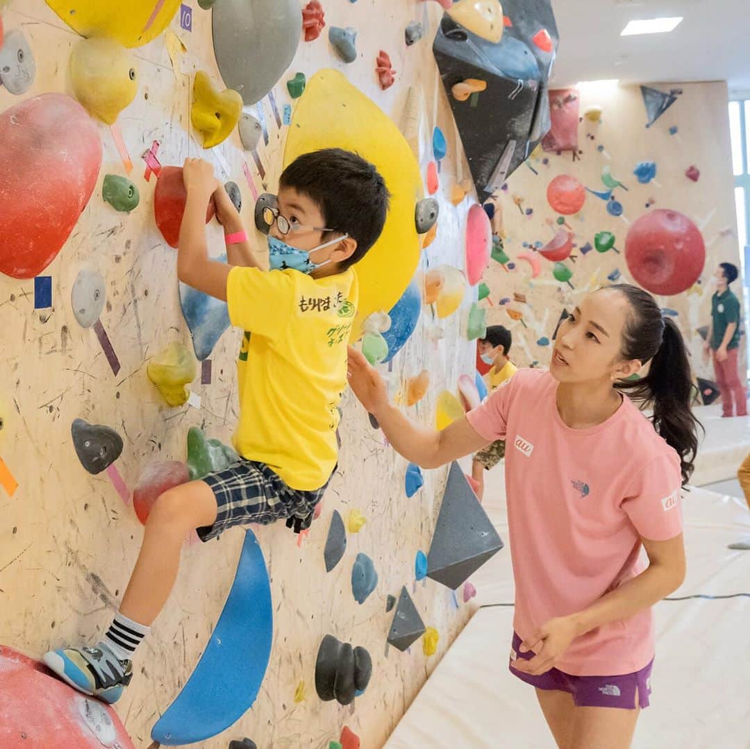 野口啓代のインスタグラム：「先日、グリーンアロー柏店さんのキッズスクールに通ってる子供達向けのイベントを開催させて頂きました👦🏻👧🏻✨* * 講習・トークショー・デモンストレーション・写真撮影・サイン会と盛り沢山であっという間でしたが、みなさん楽しんで頂けていたら嬉しいです☺️🎶* * このようなイベントは久しぶりでしたが、やっぱり直接クライミングを共有出来る時間はいいですね☺️💕子供達の頑張る姿にパワーを貰い、素晴らしい時間でした✨* * グリーンアロー代表の田上さん、グリーンアロースタッフの方々、ご参加頂いたみなさま、ありがとうございました❤️✨* * * @ga_mallage_kashiwa  @green_arrow_insta  #グリーンアローモラージュ柏店  ————————————— @au_official #大和証券 #セブンイレブン @thenorthfacejp @raffinee_orientalbio #三井不動産 @cowsoapcp #zeta  @c3fit @lasportivajp @petzl_official  @newhale_japan」