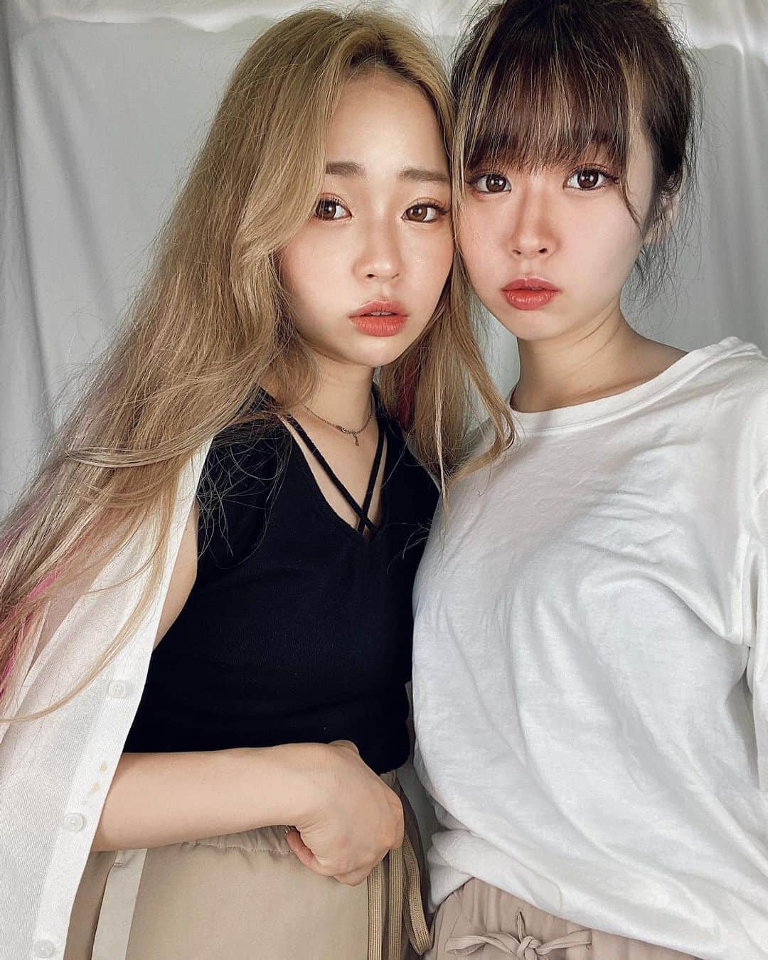 のインスタグラム：「世間は4連休🥳 お仕事の方もお休みの方も 健康で充実した素敵な時間になりますように、、、💓 . でも夜は空けといてね？☺️ 21時から17で沢山お話ししーましょっ💓 . . . #一卵性双生児 #双子 #リアル双子 @ohofficial____」