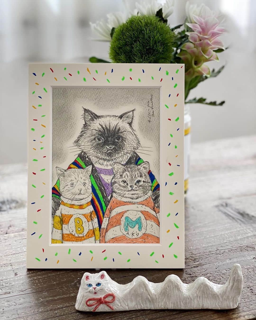 D[di:]のインスタグラム：「久しぶりに、似顔絵どうぶつを﻿ ﻿ 先日いただいた2年越しの祝いの品が嬉しすぎたので、贈り主さんのキャッスル住人🏰集合肖像画﻿ と、いただいた猫の上目遣いがやばいすぎて机に置いとくと目があいまくる笑　筆置きとパチリ﻿ ﻿ そろそろ届いたかな😁﻿ ﻿ @maru_billy の飼い主とマルとビリー(飼い猫2匹のヤンチャぶりと、ドジっぷりが堪らない漫画です)﻿ ご本人描いた方が特徴完璧に捉えてるから私が描くのはとても蛇足ではある﻿ ﻿ 4.5.6.78.北海道はだいぶ秋🍁ってきました﻿ ボコボコと大きなキノコ🍄が生えまくっていてびっくりします🙄﻿ 秋の森の中は歩くと、とてもよい匂いがしてワクワクします﻿ ﻿ #似顔絵どうぶつ﻿ #animalillustration﻿ #illustration﻿ #手造りのプレゼントが好き﻿ ﻿ ﻿ ﻿」