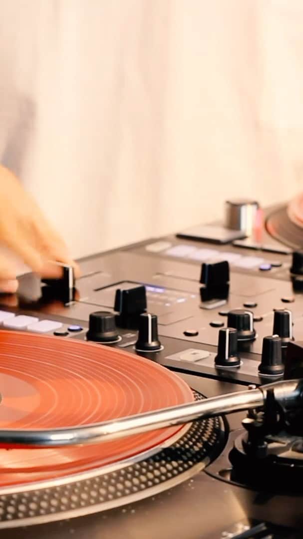 のインスタグラム：「DMC世界最年少チャンピオンDJ RENAとManhattan Portageのコラボムービーとなる1minのショートルーティンを公開。  @dmc.japan  @djrena_jp    完全オンラインでの開催となった2020年度のDMC DJ CHAMPIONSHIP。 エントリー開始は9/16（水）からスタート。いよいよDMCの開幕です。  #manhattanportage #dmcjapan #dmc #turntablist #djrena」