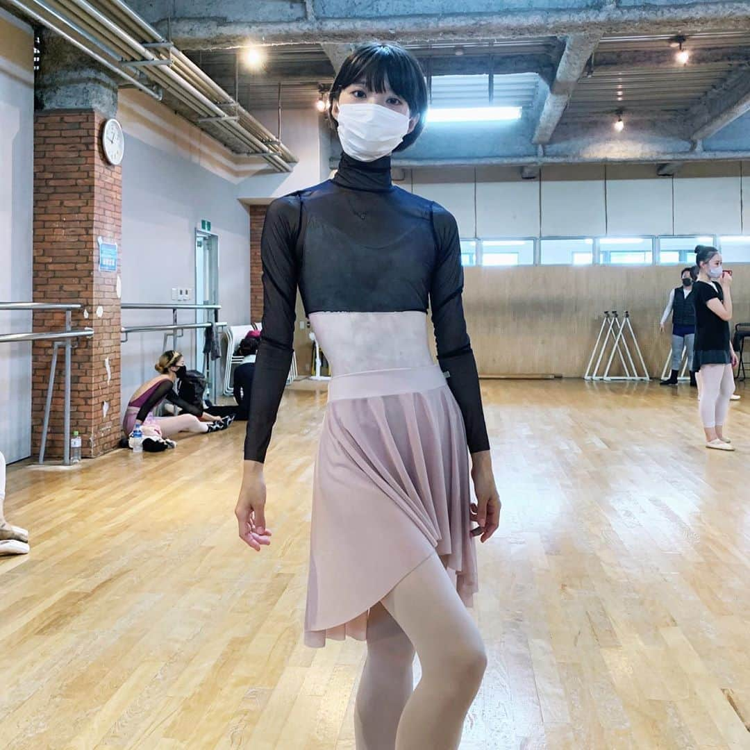 飯島望未さんのインスタグラム写真 - (飯島望未Instagram)「@chacott_jp × Nozomi Iijima Sheer top Leotard  Skirt   このシアートップスのこだわりは首の部分が 細め,長めに作られています。 首元がずり落ちてくるのが嫌いでタイトめに 作って頂きました。 レオタードは主張しすぎないタイダイプリントになっていて 着やすいです。 スカートは前がとても短めで後ろが長く脚も綺麗に見せてくれる🥺横から見ても可愛い。  #mycoreis #chacott70th #chacott」9月19日 11時22分 - nozo0806